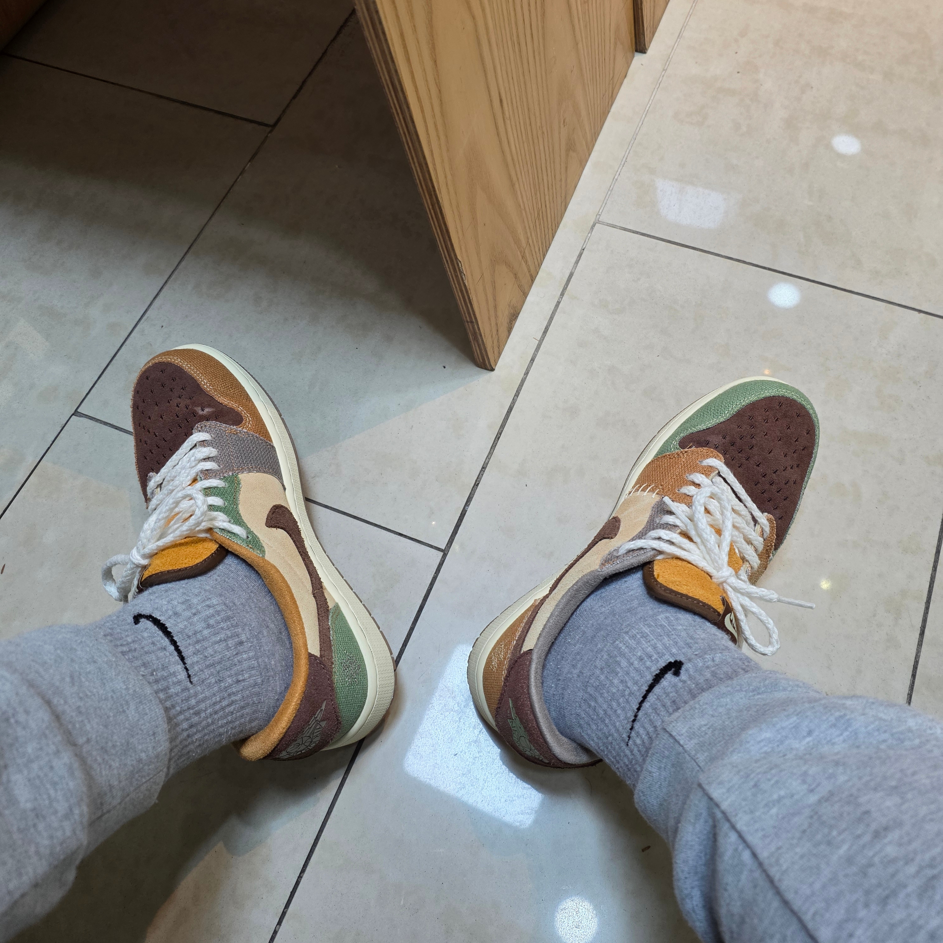 Jordan 1 x Zion Williamson Retro Low OG Flax and Oil Green 착용 스타일