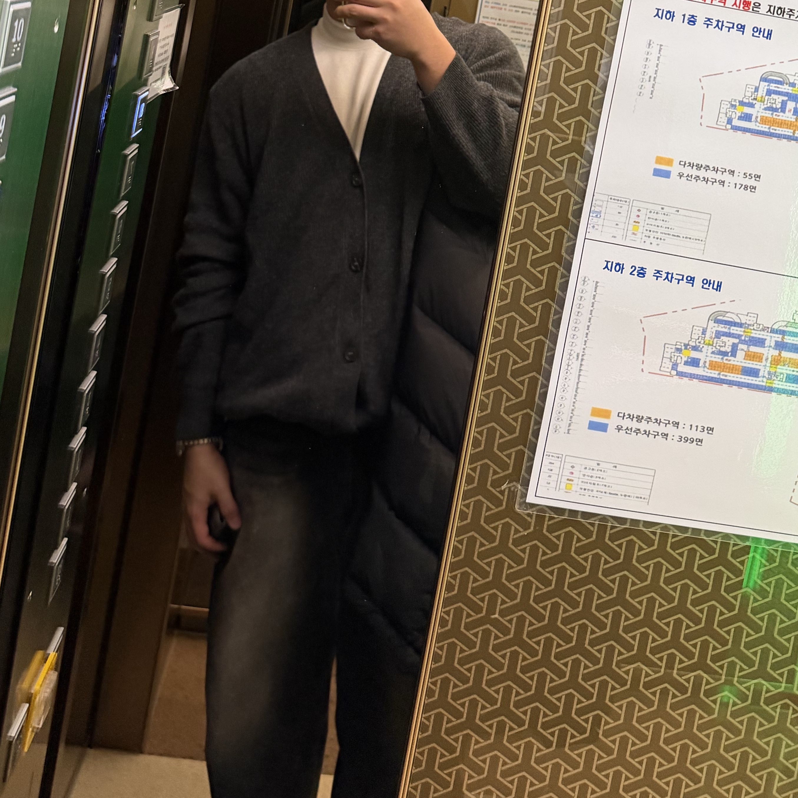 Prada Re-Nylon Gabardine Tie Black, Moncler Mayaf Short Down Jacket Black - 24FW 착용 스타일 - 3