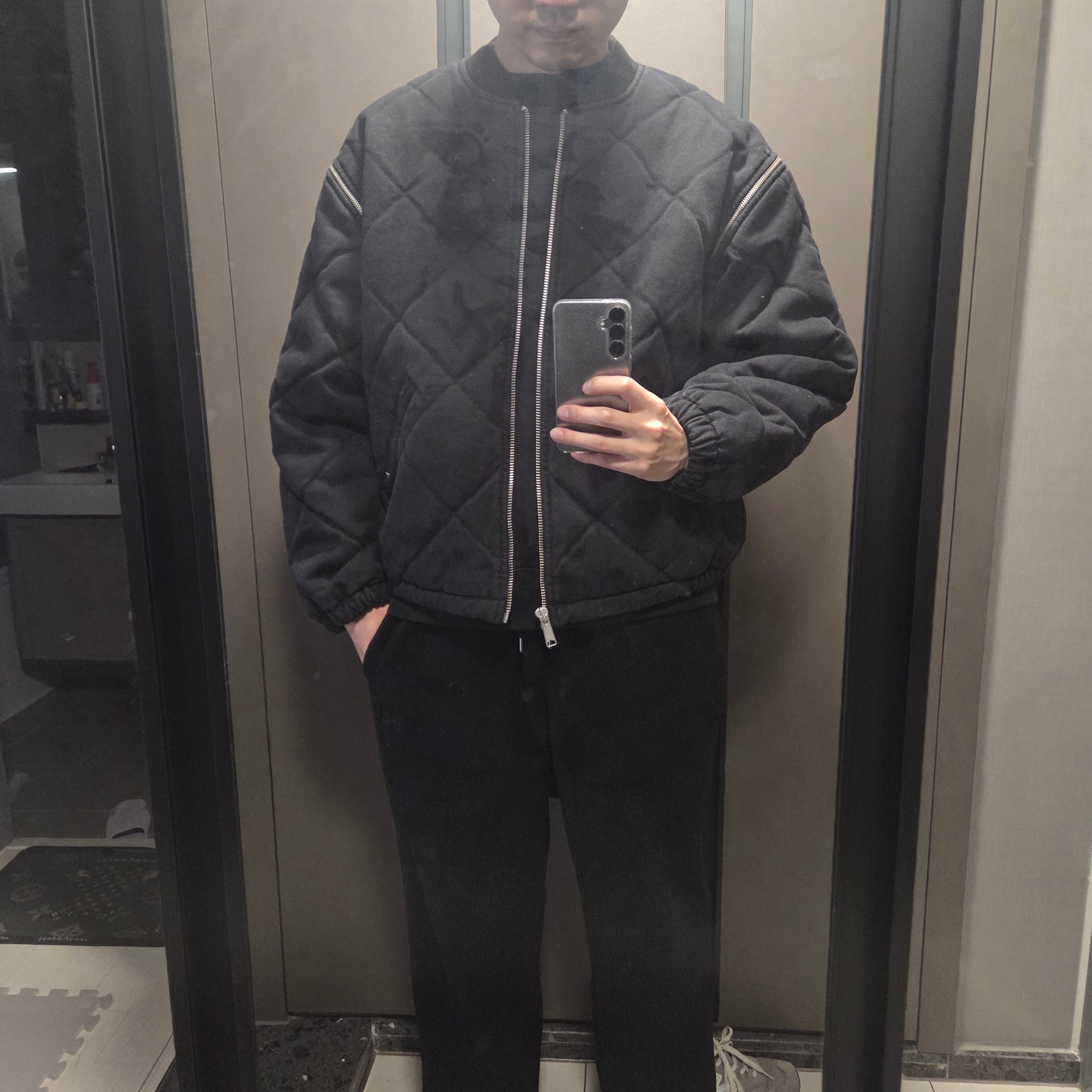 Supreme Zip Off Sleeve Quilted Bomber Jacket Black- 25FW 착용 스타일