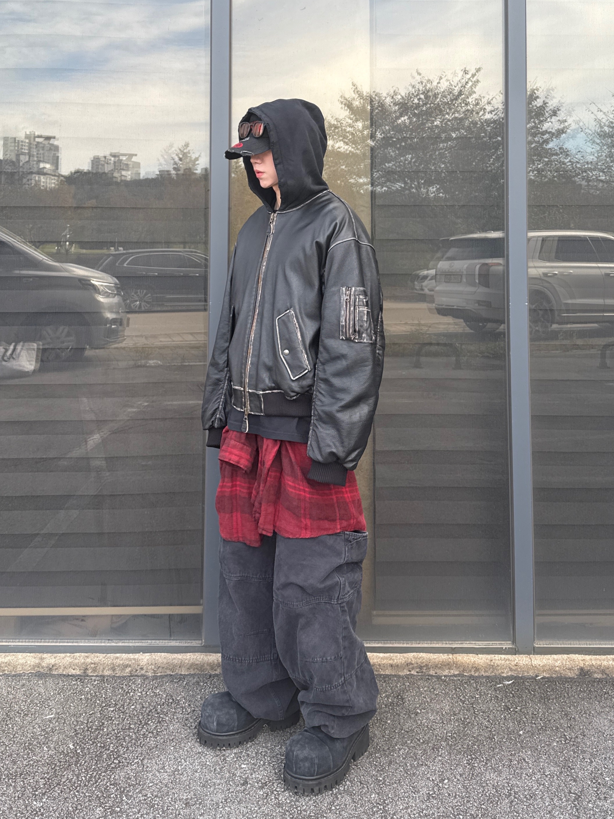 Undermycar Burok Vintage Cowhide Oversized Bomber Antique Bronze - 23FW, Balenciaga Stomper Bootie Black 착용 스타일 - 2