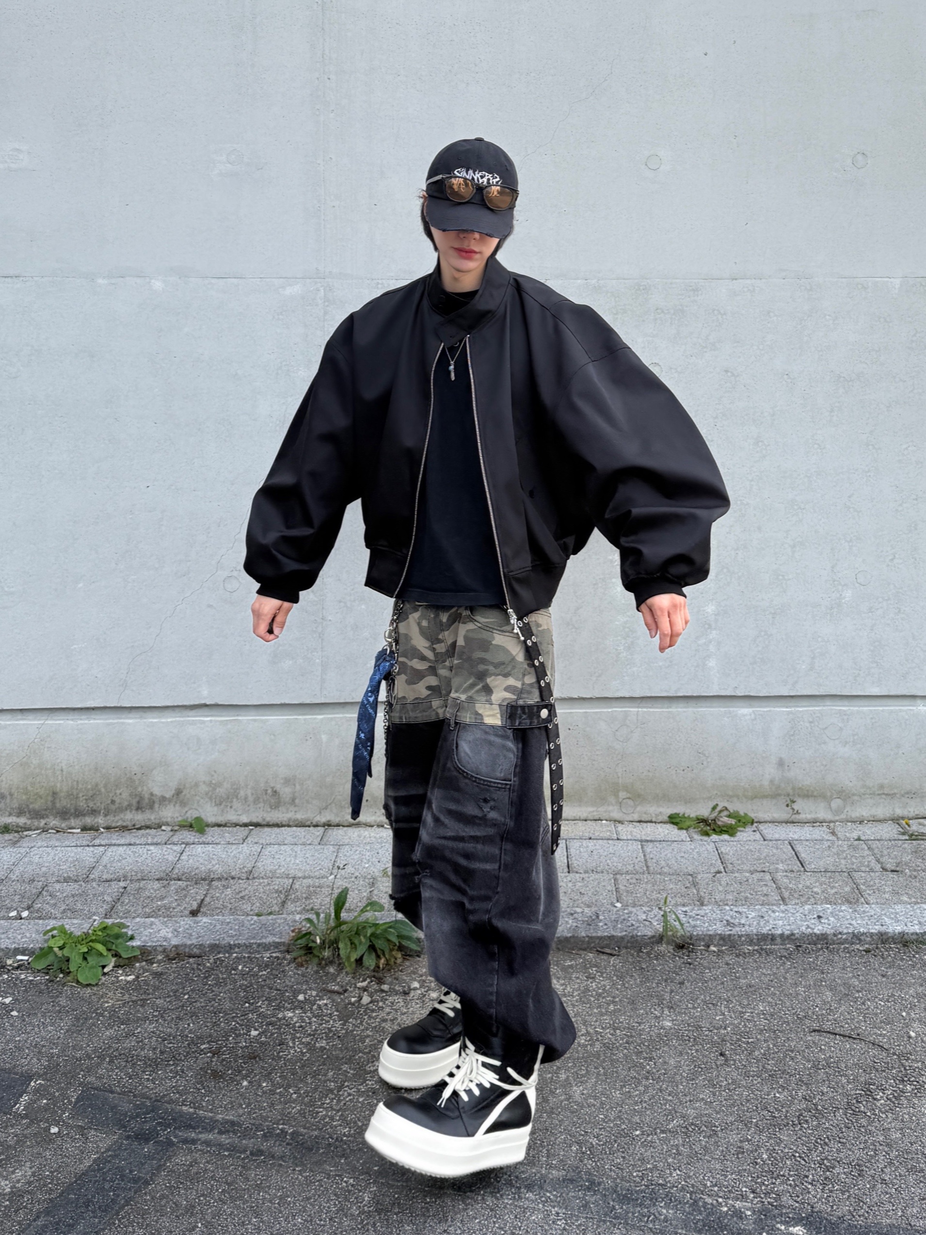 Rick Owens Hollywood Mega Bumper Geobasket in Full Grain Calf Leather Black Milk 착용 스타일 - 1