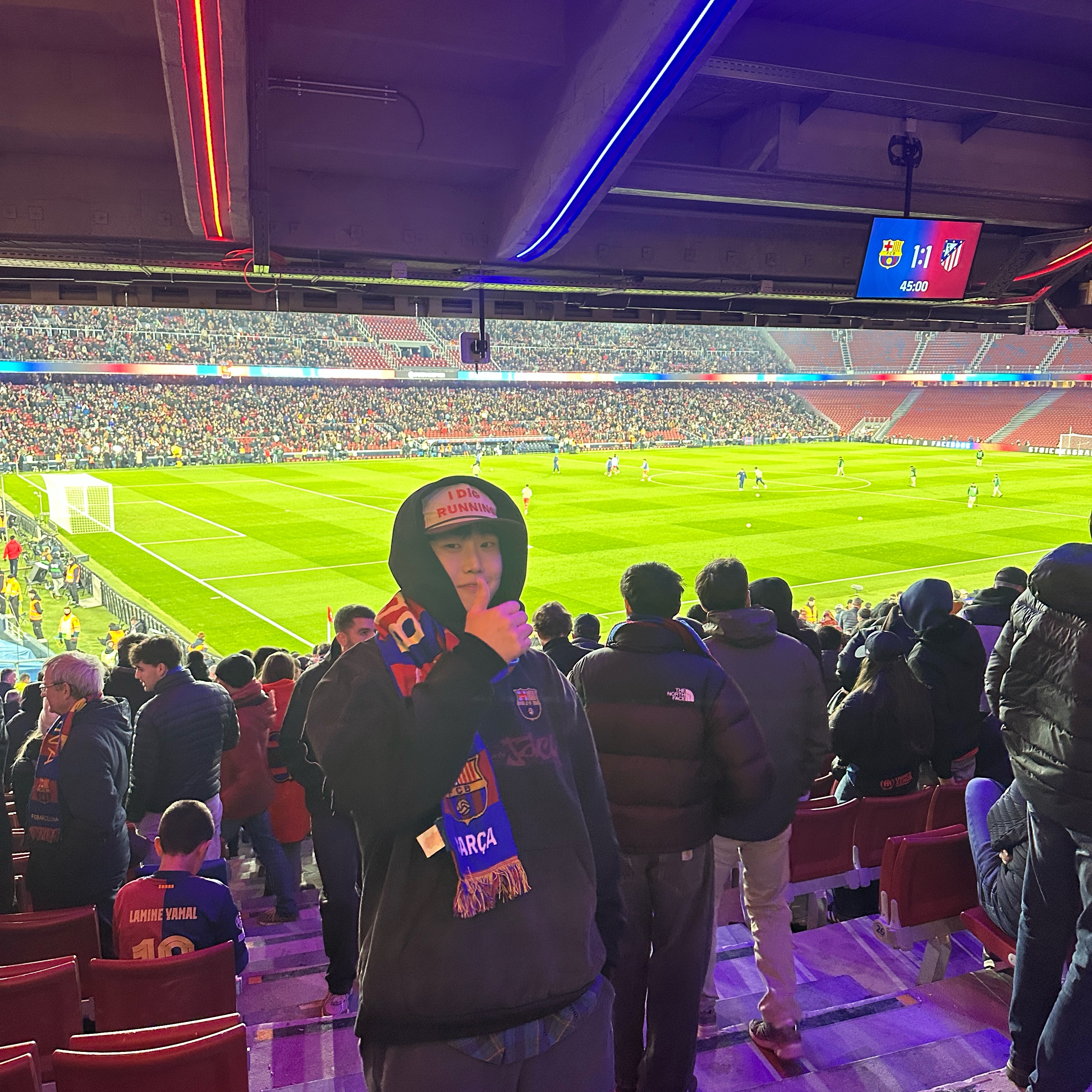 Nike FC Barcelona x Travis Scott Spray Logo Hoodie Black 착용 스타일 - 1