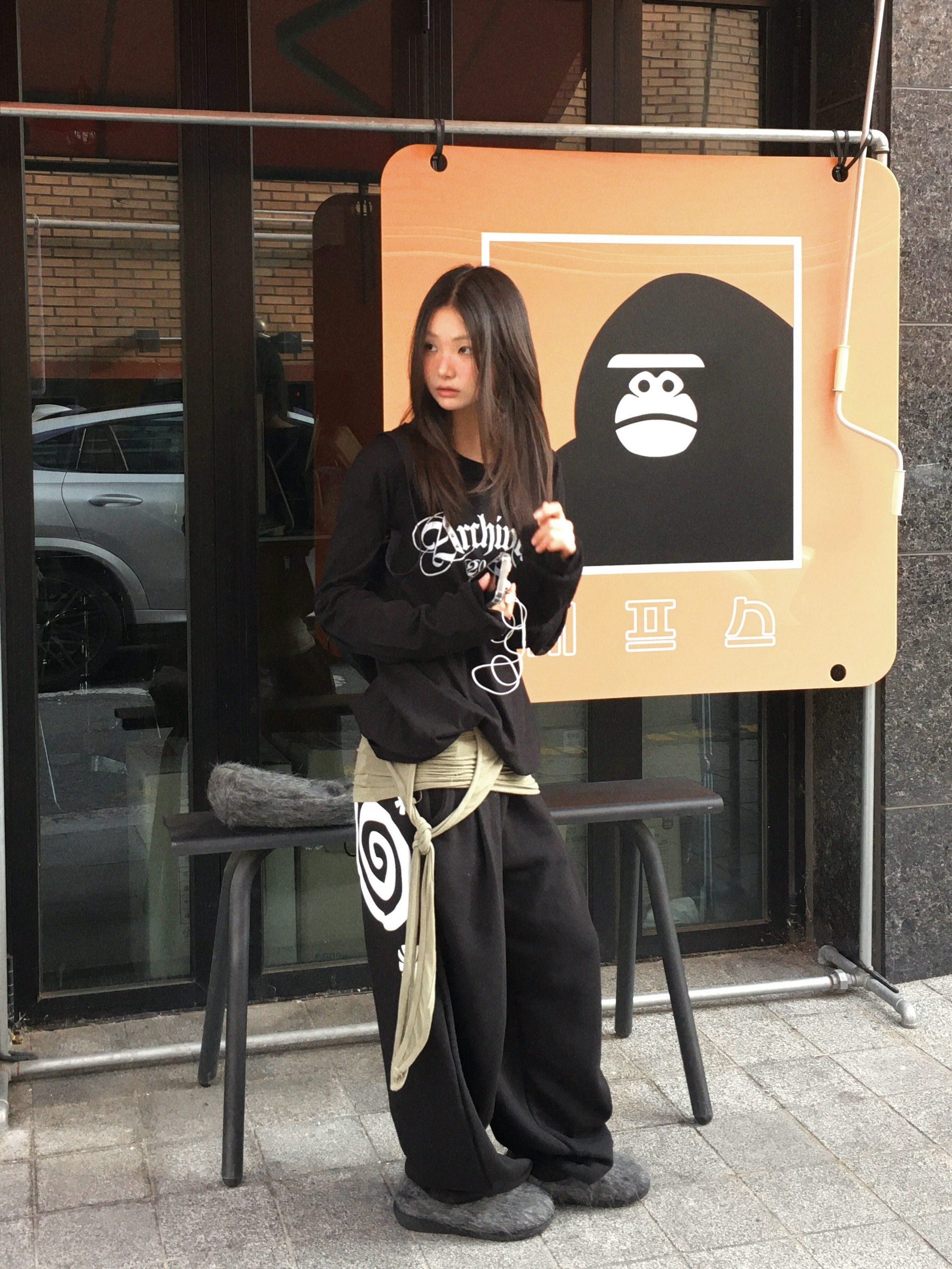 AMOU Molly One Tuck Sweat Pants Black 착용 스타일 - 3