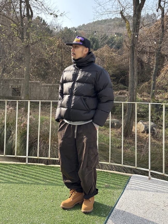QT8 GARMENTS Duck Down Heavyweight Hoodie Jacket Black 착용 스타일 - 1