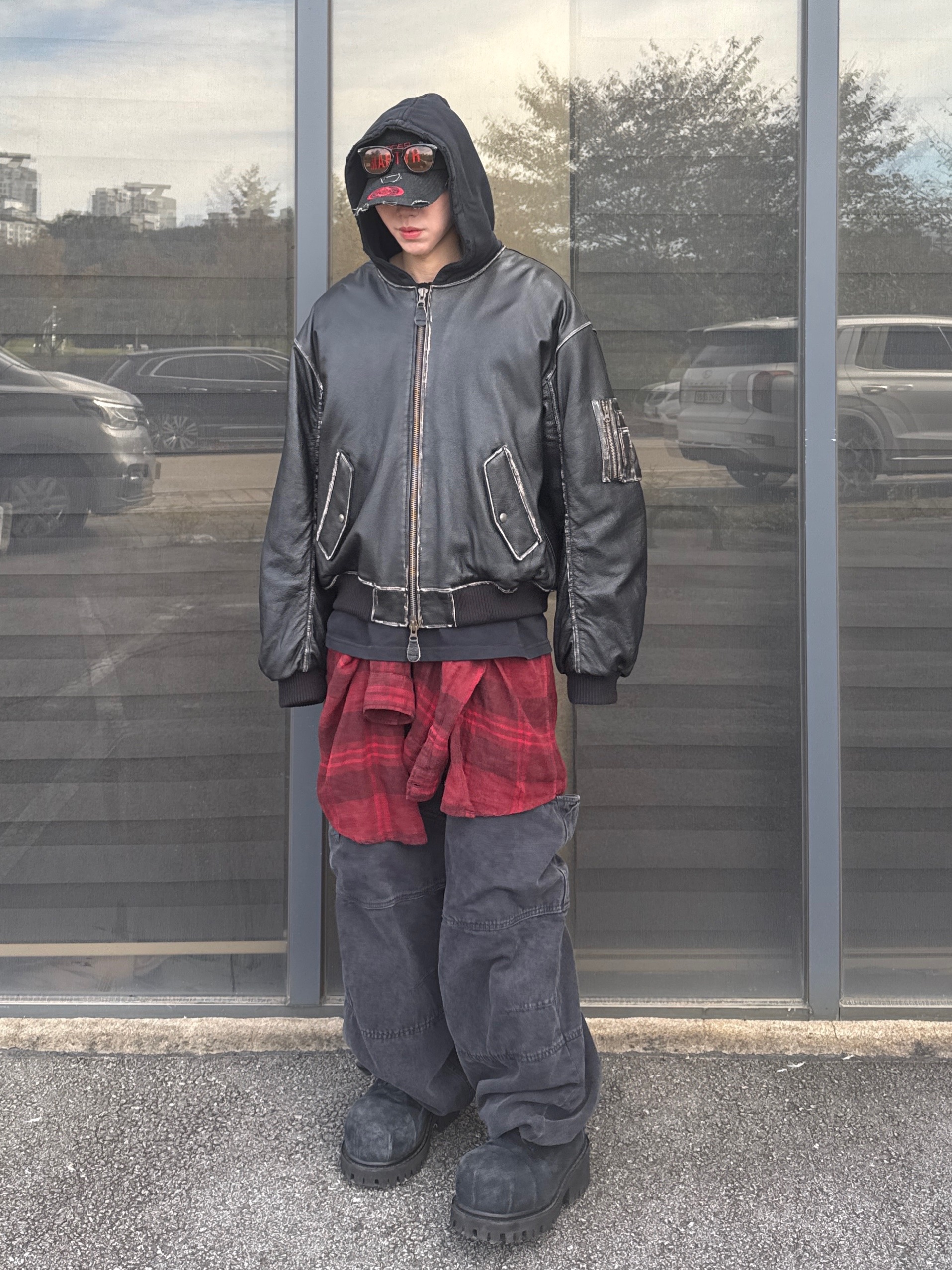 Undermycar Burok Vintage Cowhide Oversized Bomber Antique Bronze - 23FW, Balenciaga Stomper Bootie Black 착용 스타일 - 1