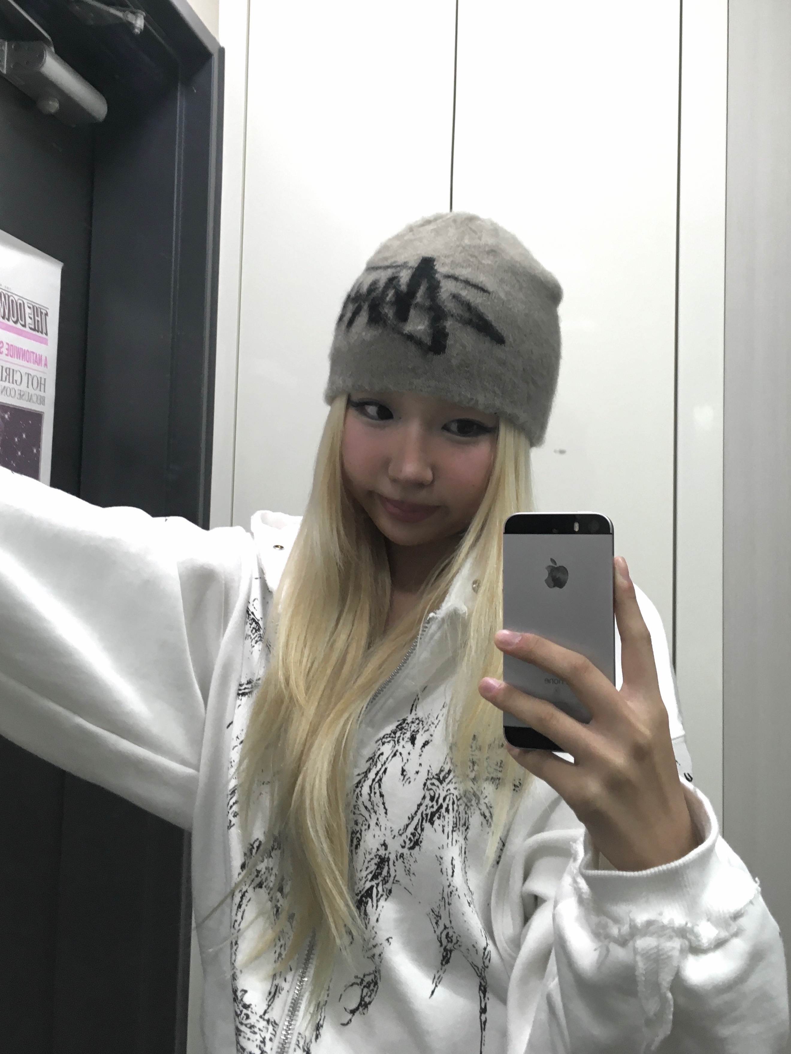 Stussy Brushed Out Stock Skullcap Beanie Sand 착용 스타일 - 2