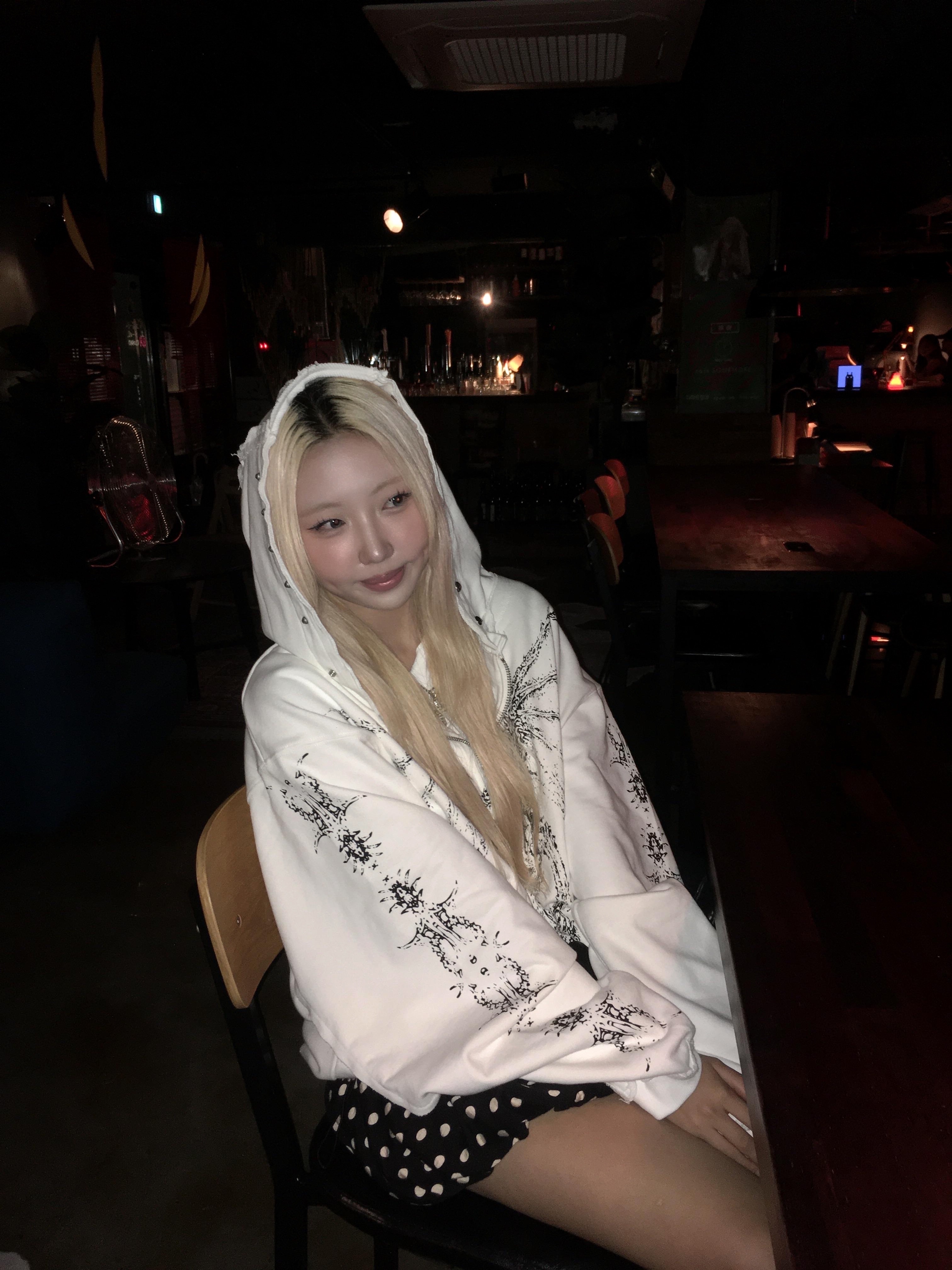 Thug Club Dragon Stud Zip-Up Hoodie White 착용 스타일 - 7