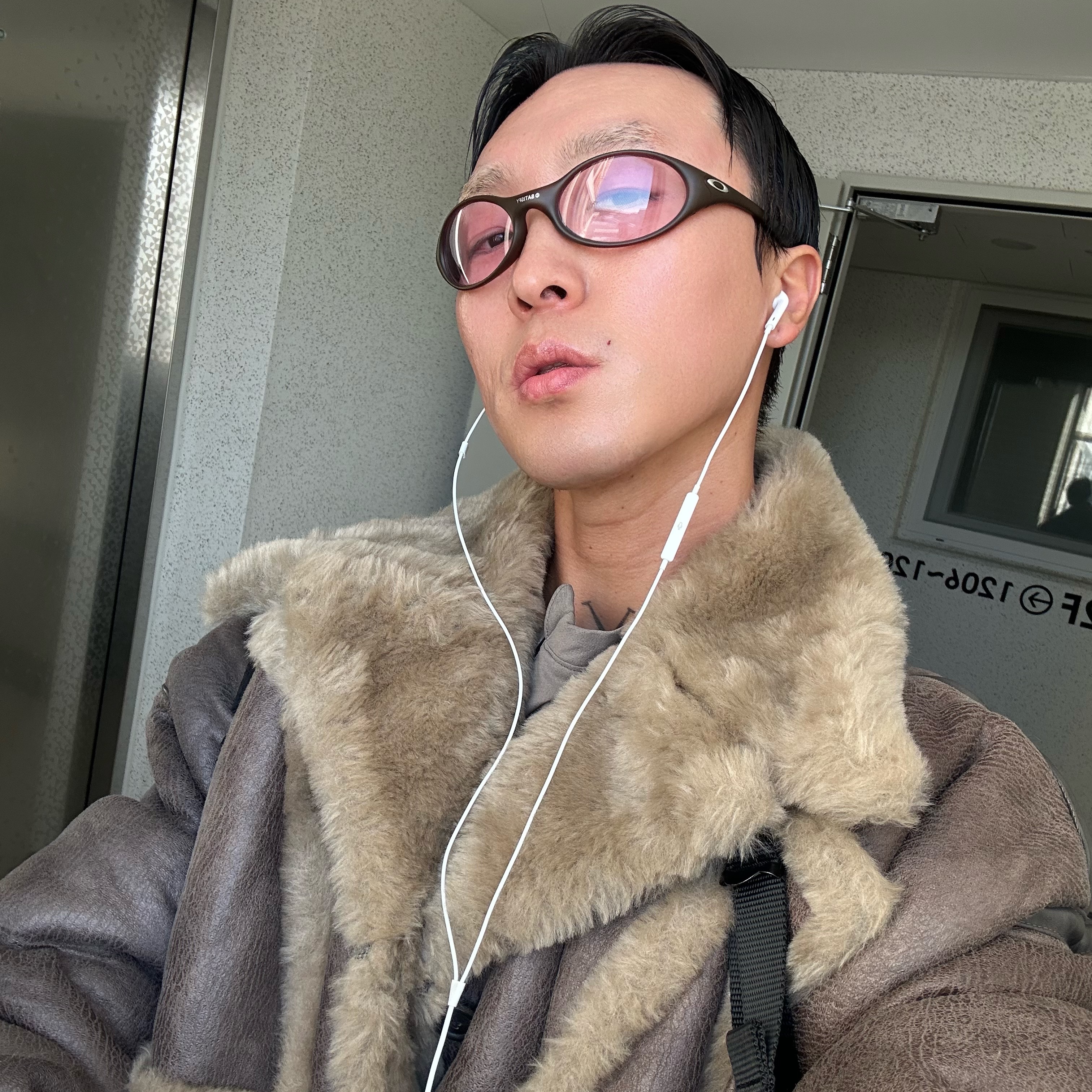 Oakley x Satisfy Eye Jacket Dune 착용 스타일 - 2