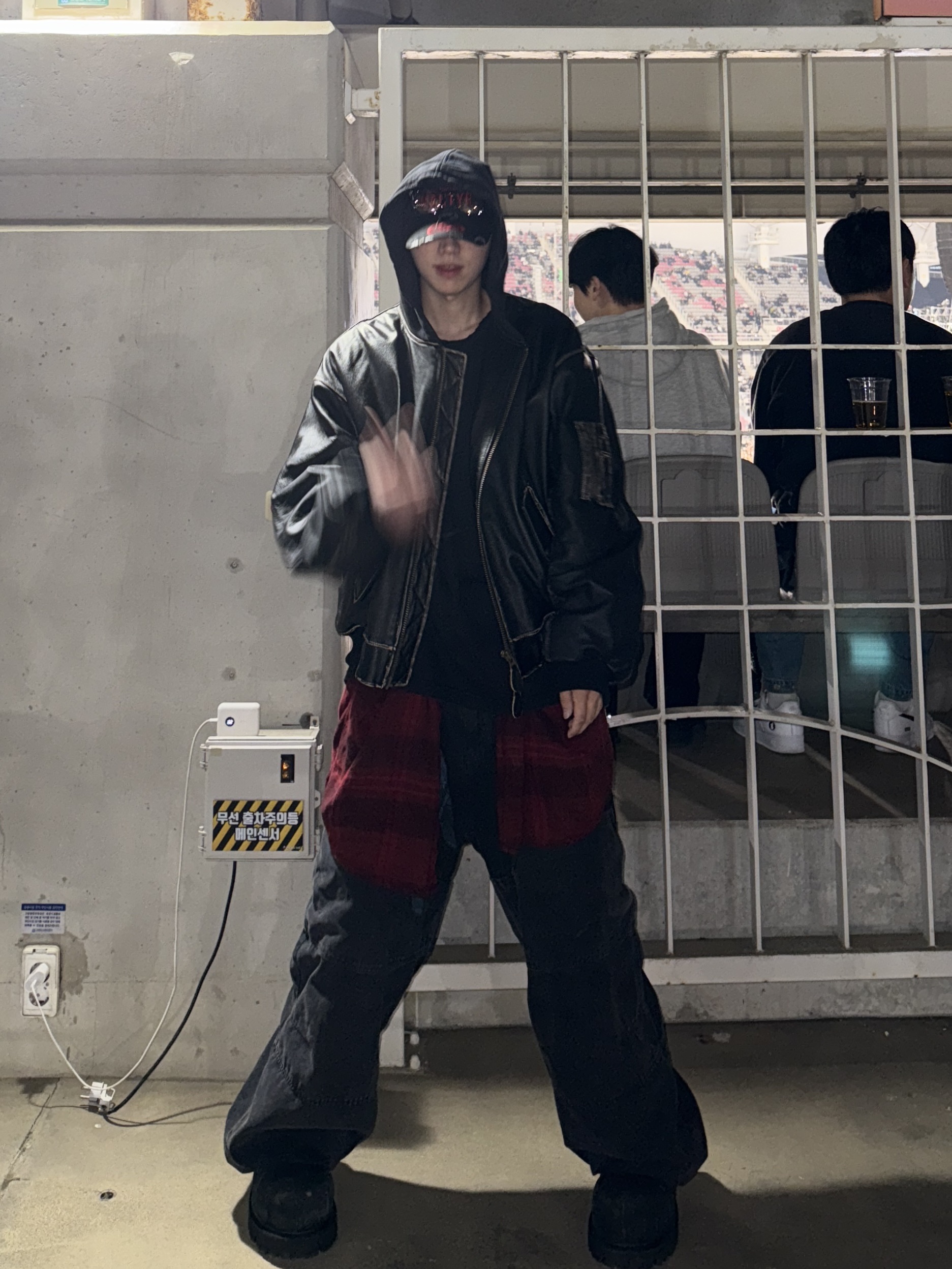 Undermycar Burok Vintage Cowhide Oversized Bomber Antique Bronze - 23FW, Nonnod Double knee cover pants Vintage black 착용 스타일 - 3