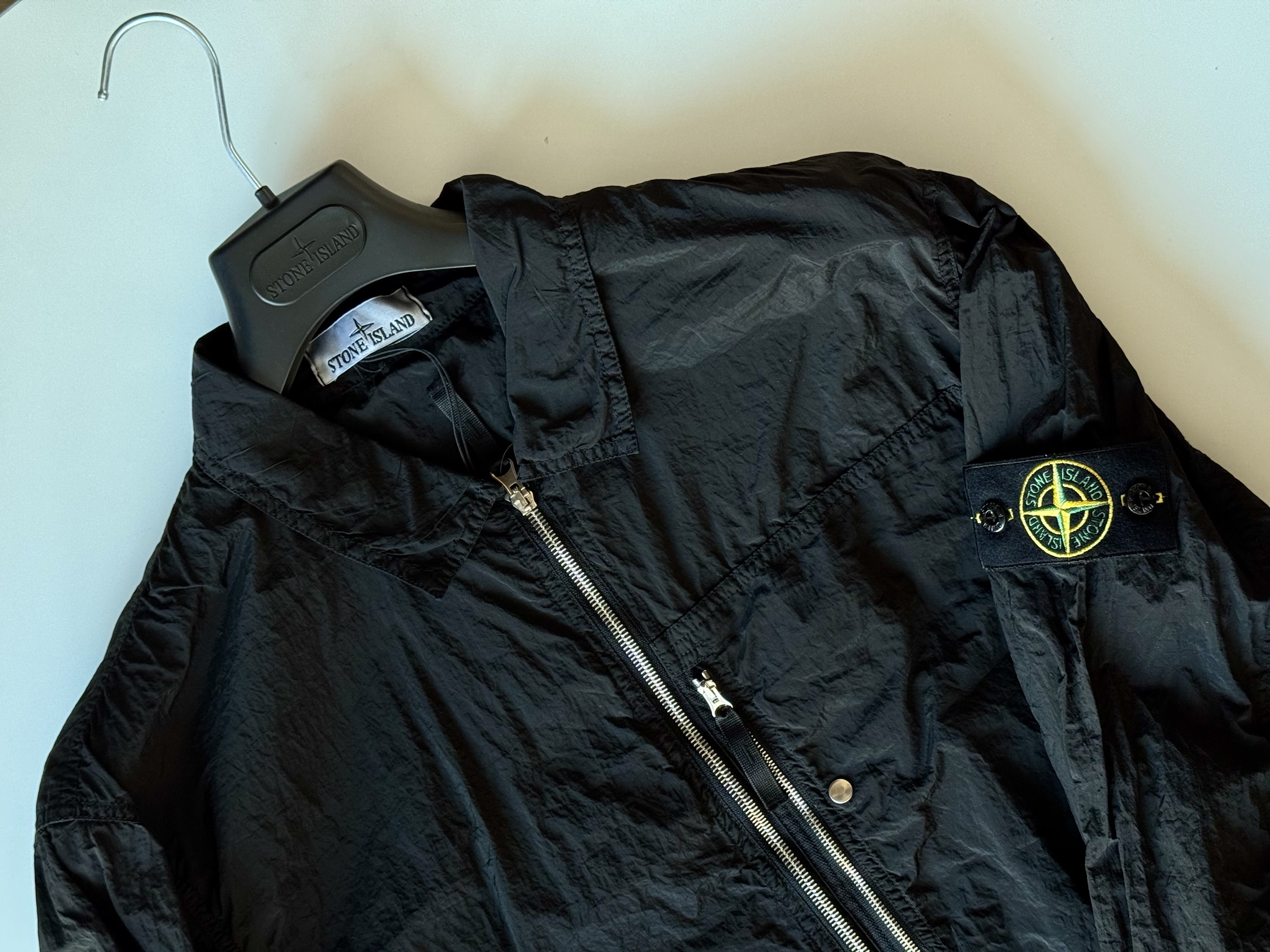 Stone Island 1200005 Nylon Metal in Econyl Overshirt with Pocket and Two-Way Zipper Black - 25SS, Stone Island 1200005 Nylon Metal in Econyl Overshirt with Pocket and Two-Way Zipper Pearl Grey - 25SS 착용 스타일 - 2