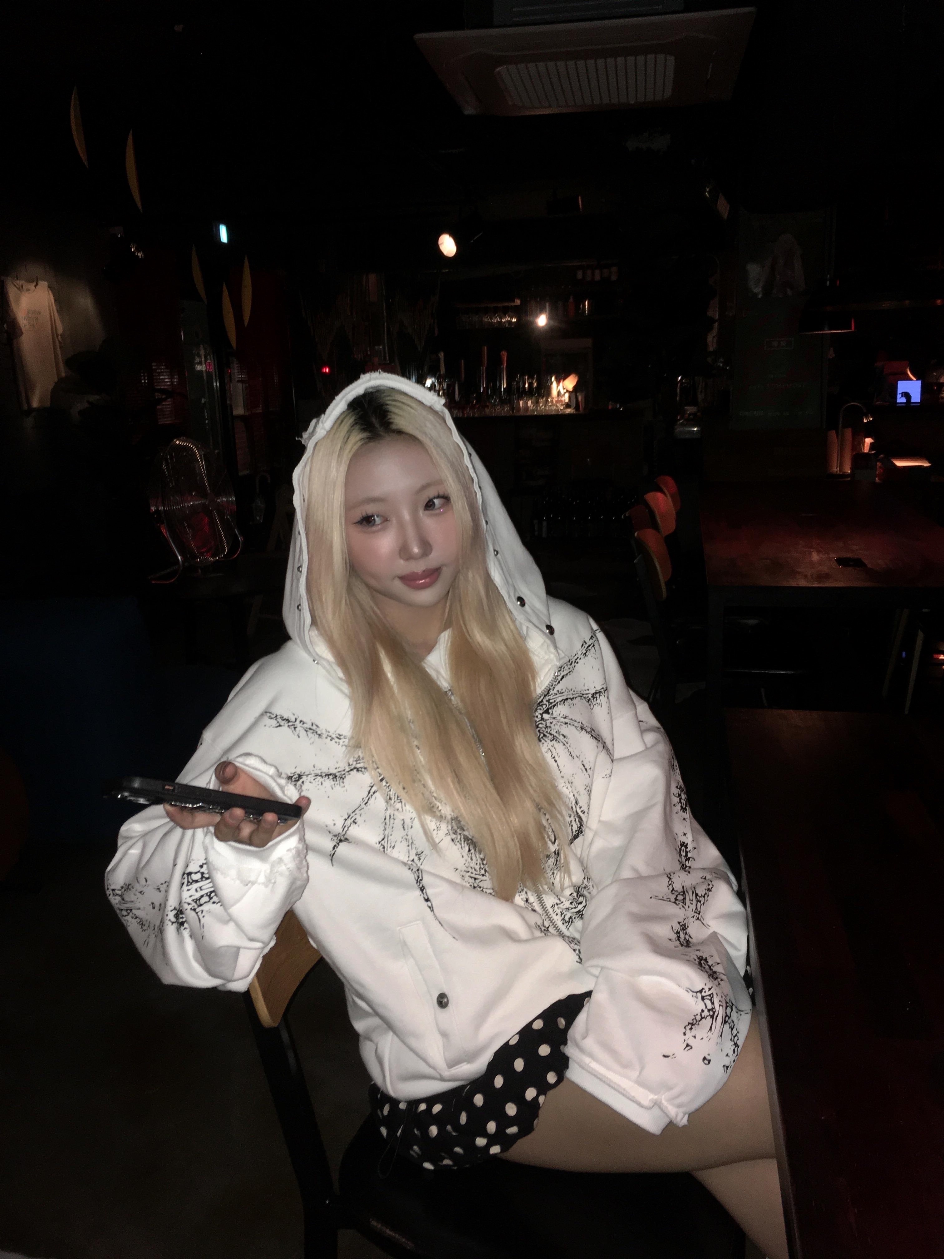 Thug Club Dragon Stud Zip-Up Hoodie White 착용 스타일 - 4
