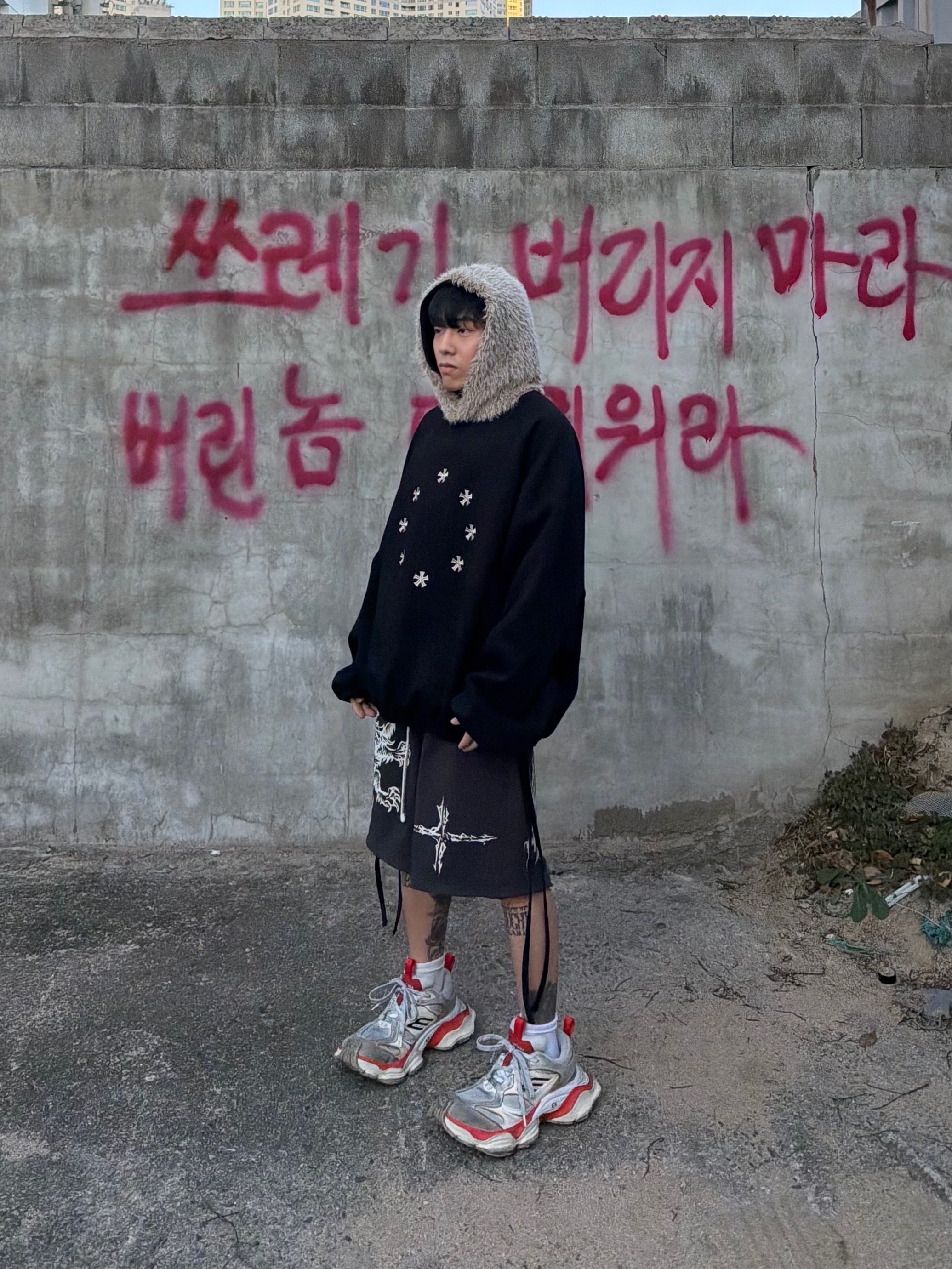 Balenciaga Cargo Sneakers Beige Grey Red 착용 스타일 - 3