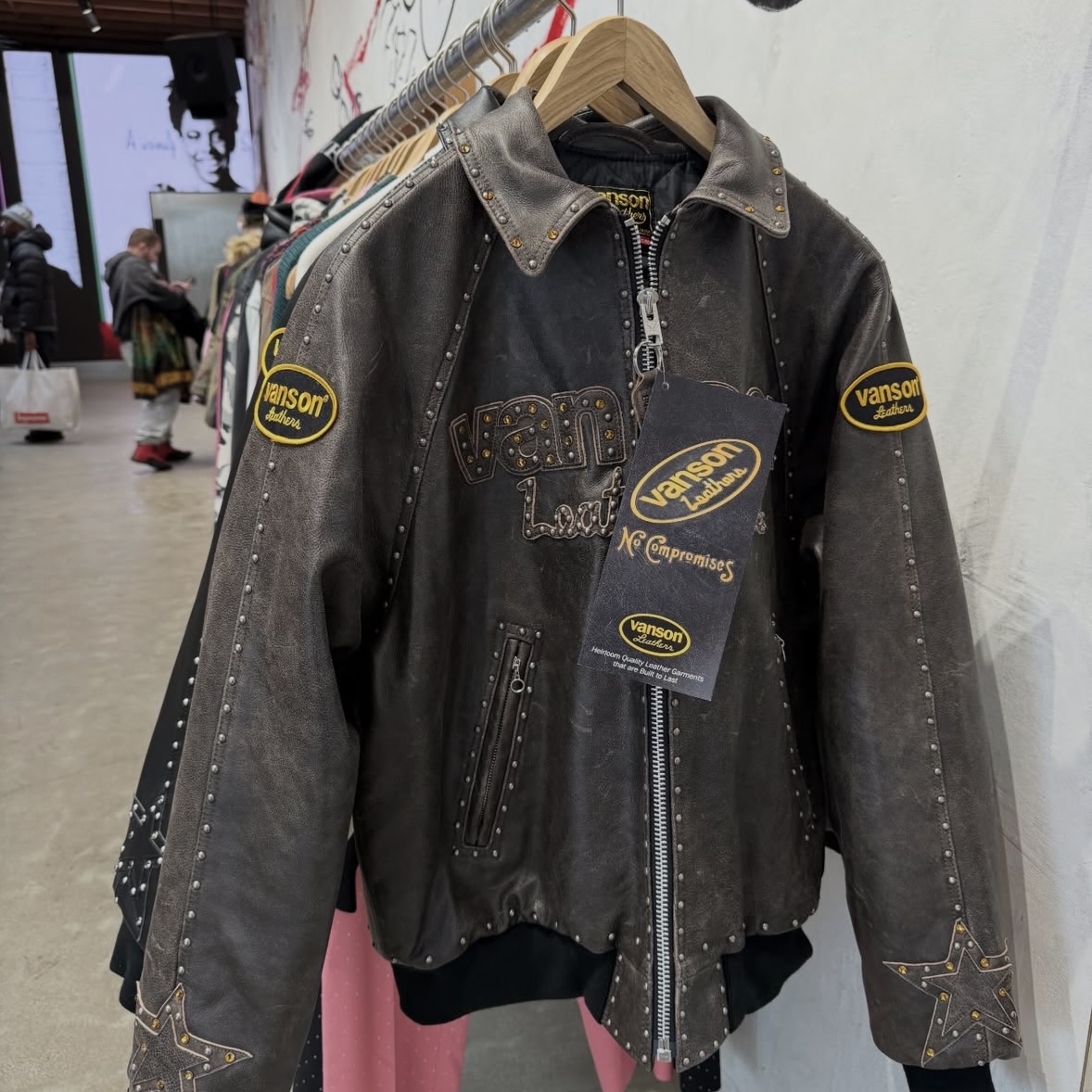 Supreme x Vanson Leathers x B.B. Simon Jacket Black - 25FW, Supreme x Vanson Leathers x B.B. Simon Jacket Brown - 25FW 착용 스타일 - 2