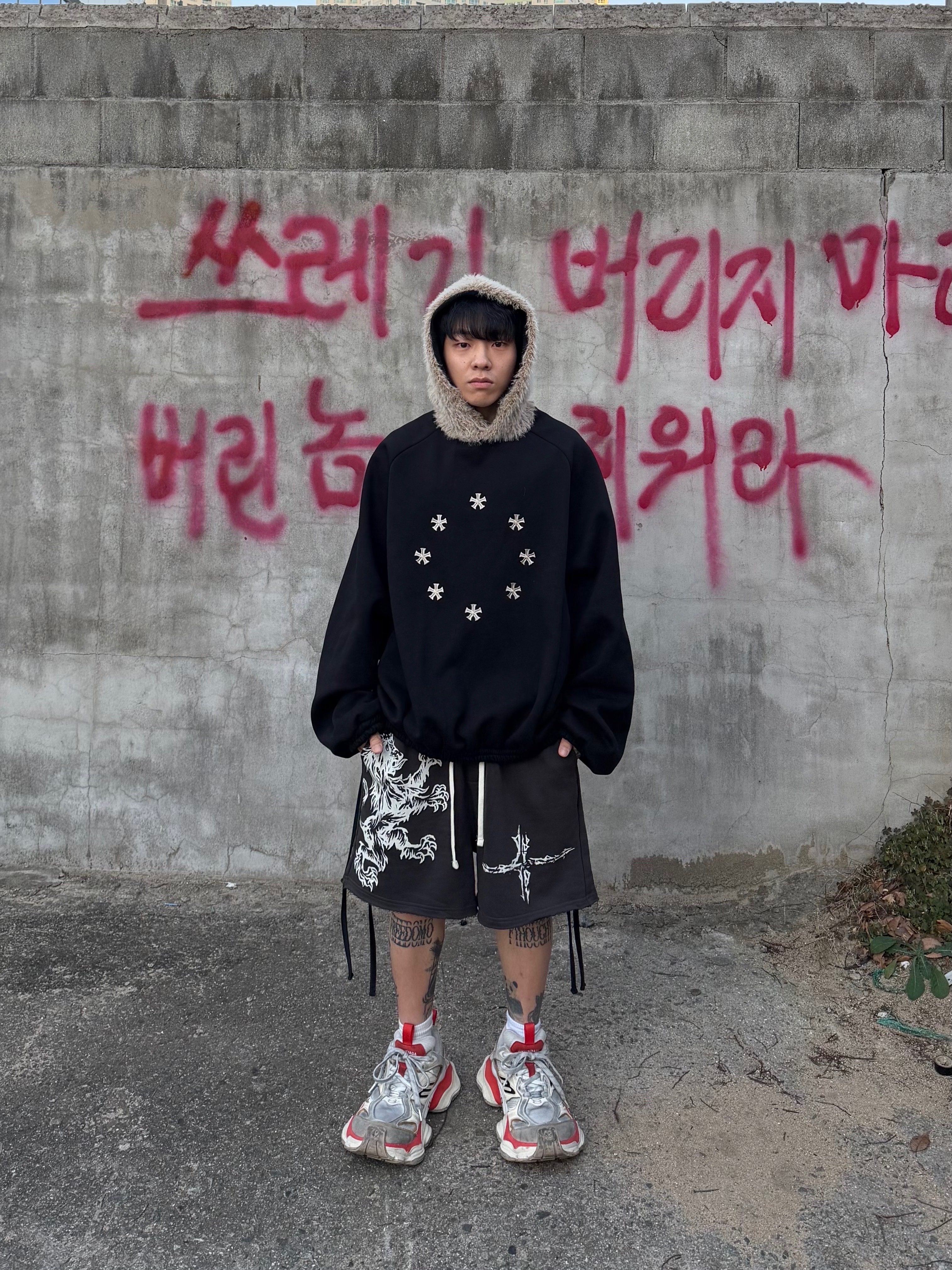 Balenciaga Cargo Sneakers Beige Grey Red 착용 스타일 - 1