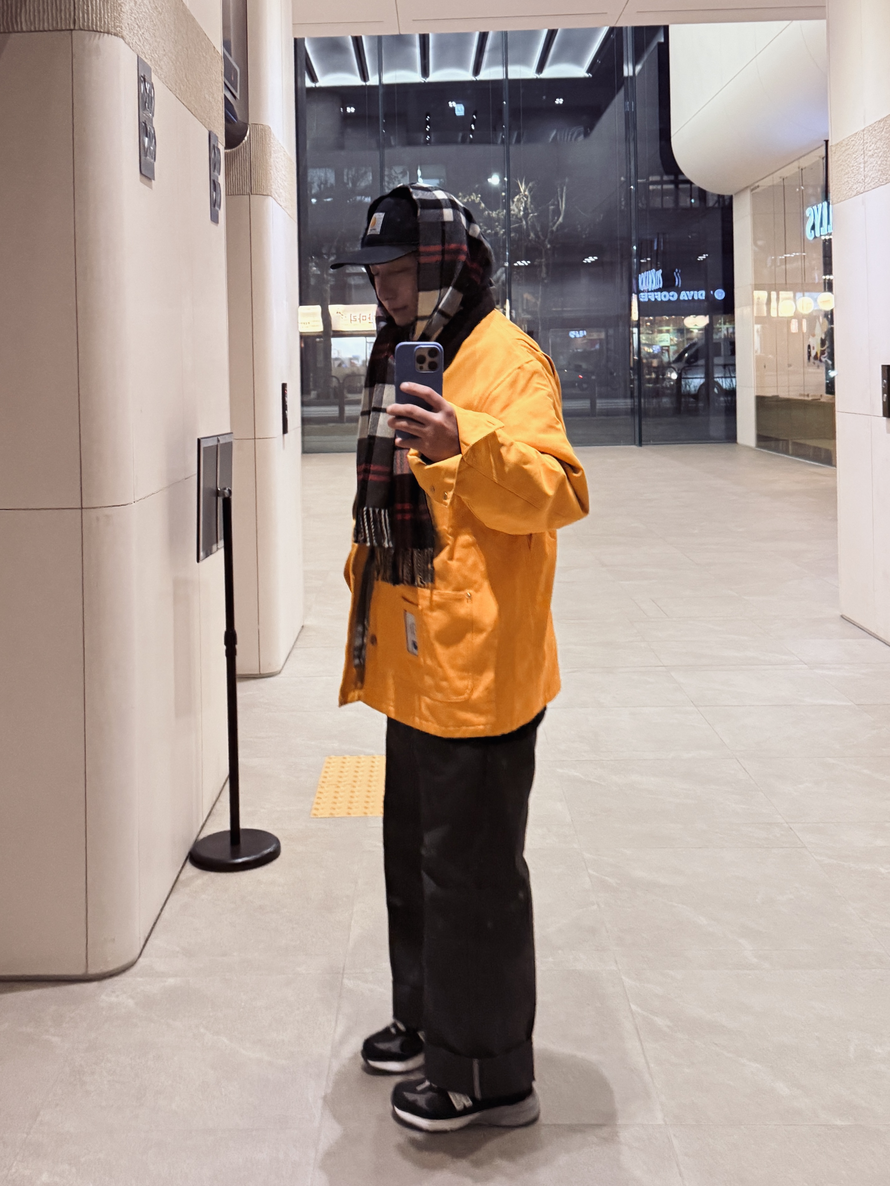 Carhartt WIP x IAB Studio OG Chore Coat Yellow, New Balance 993 Made in USA Black - D Standard 착용 스타일