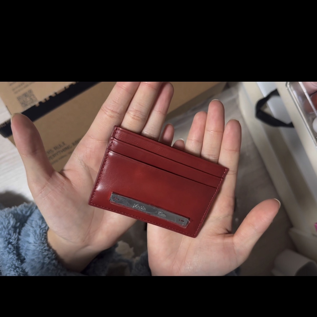 Matin Kim Vintage Card Wallet Red 착용 스타일 - 2