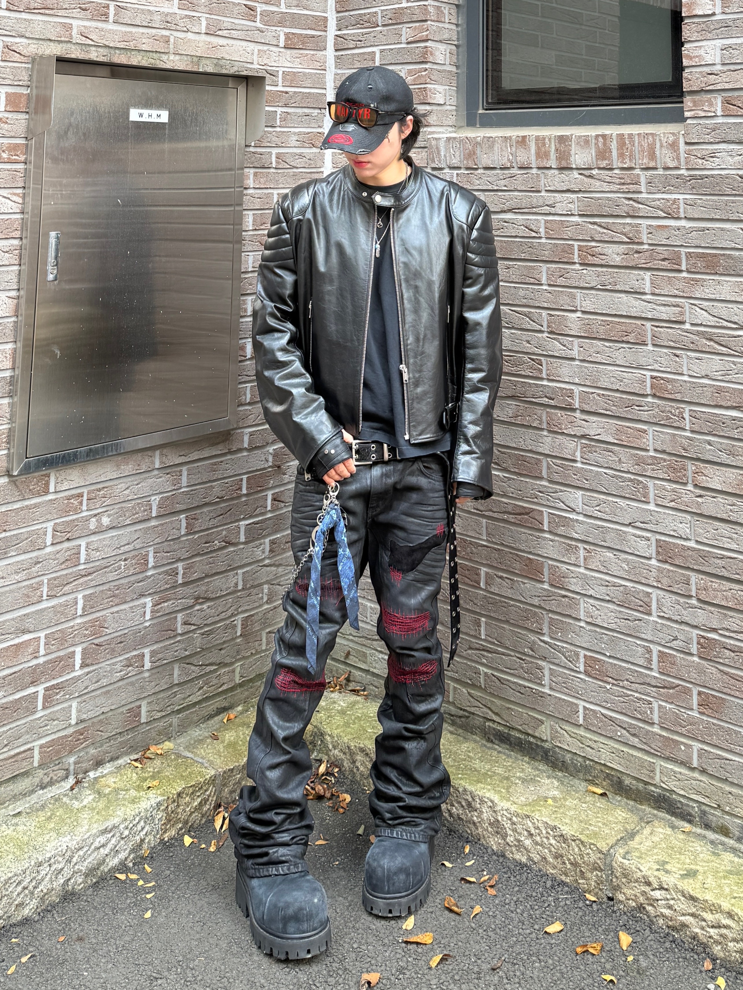 Undermycar x Emostanceclub Emoun Destroyed Cowhide Suede Red Stitch Denim Toreador - 23FW, Balenciaga Stomper Bootie Black 착용 스타일 - 1