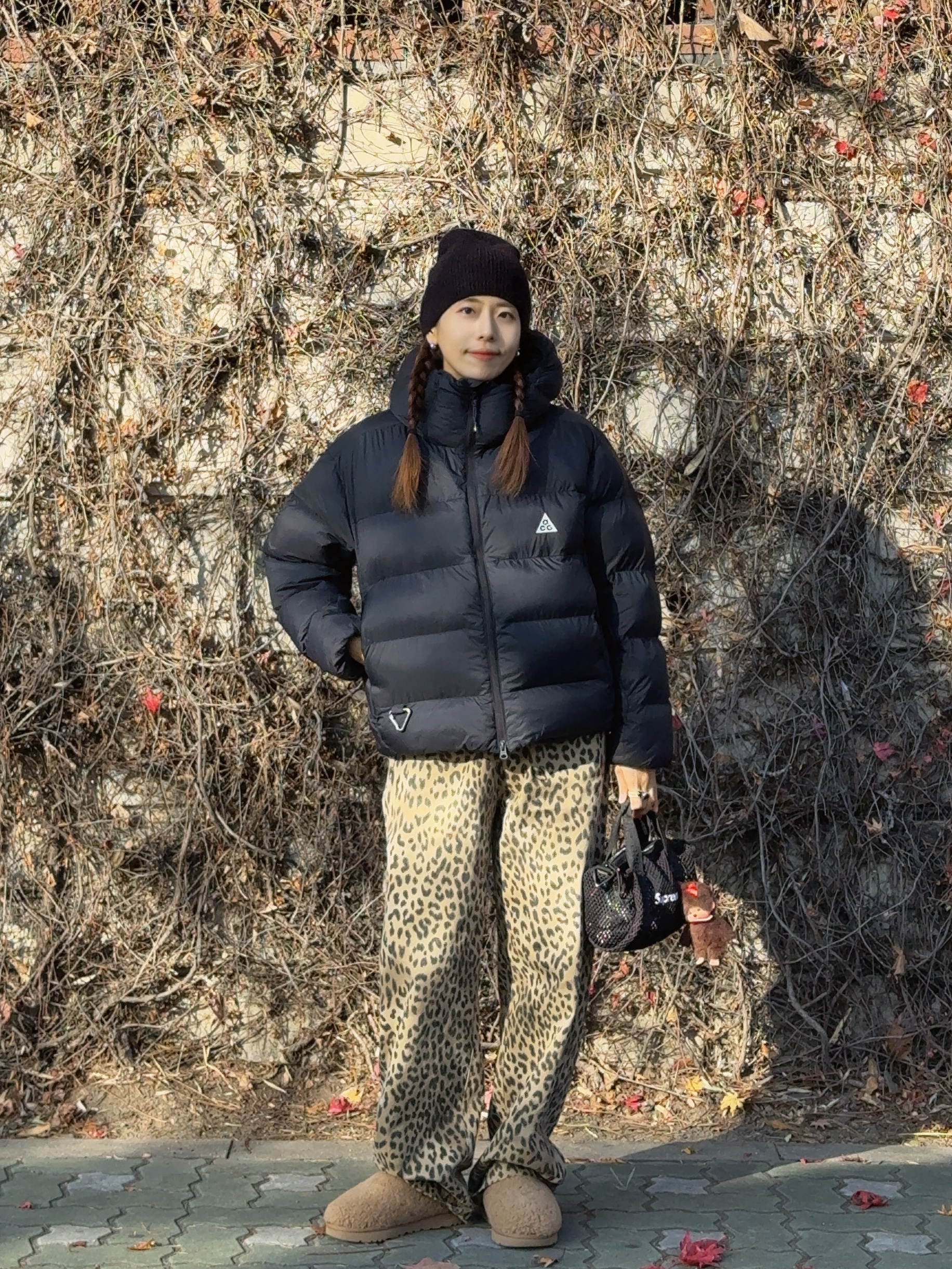 (W) Nike ACG Lunar Lake Primaloft Therma-Fit ADV Loose Hooded Jacket Black Summit White - Asia, (W) UGG Maxi Curly Tasman Slipper Chestnut 착용 스타일 - 1