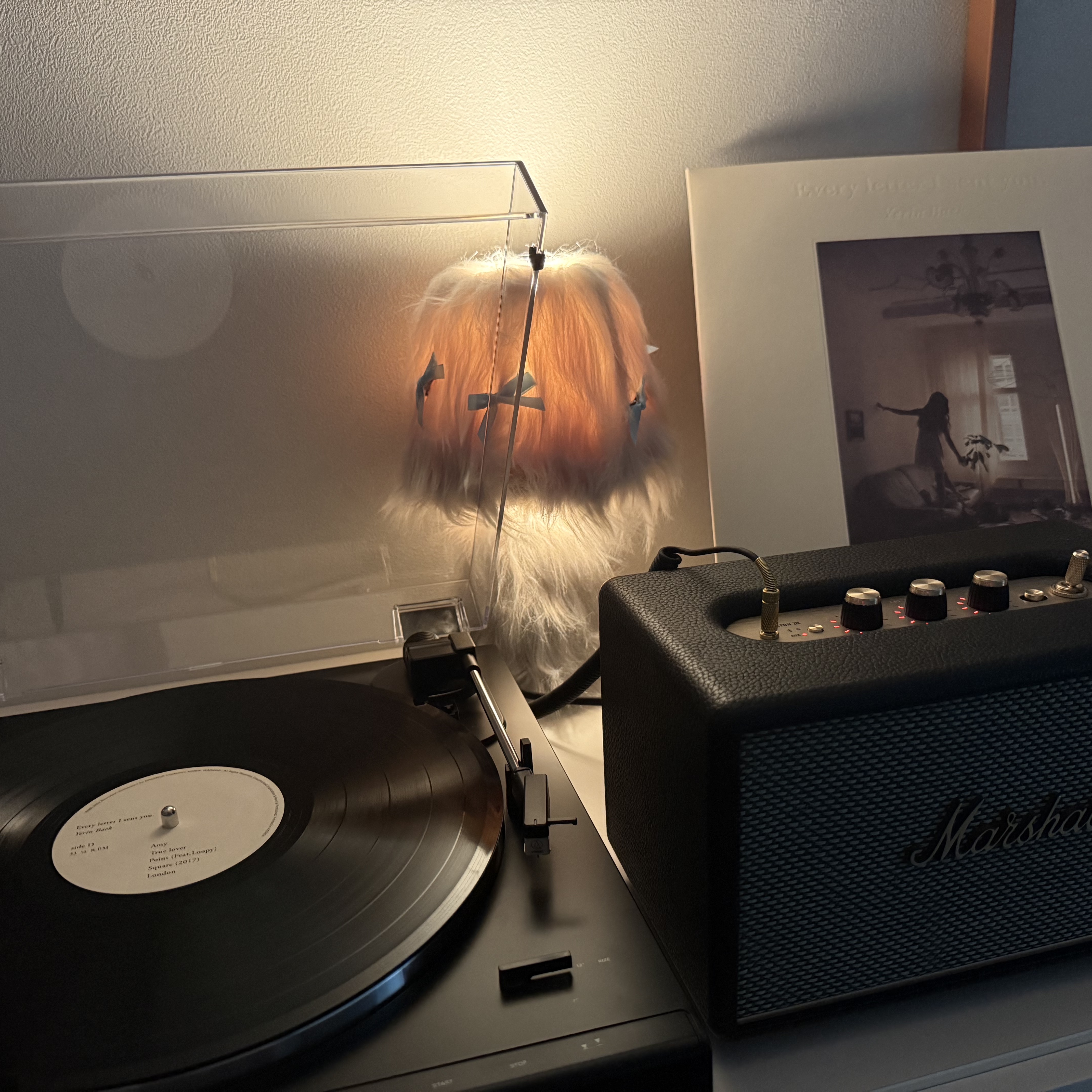 Yerin Baek 1st Album Every Letter I Sent You LP Black (2LP), Marshall Acton III Bluetooth Black (Korean Ver.) 착용 스타일