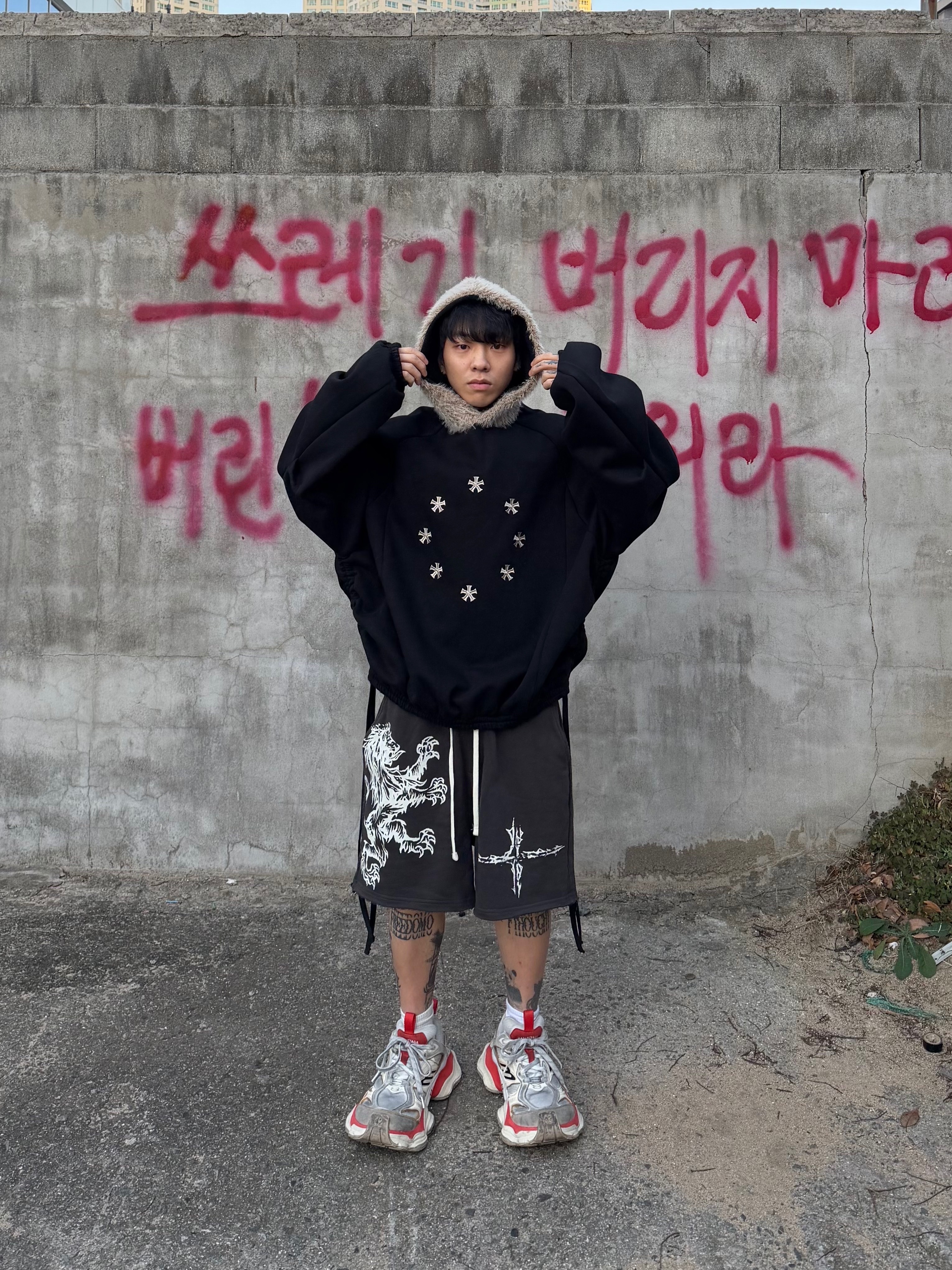 Balenciaga Cargo Sneakers Beige Grey Red 착용 스타일 - 2