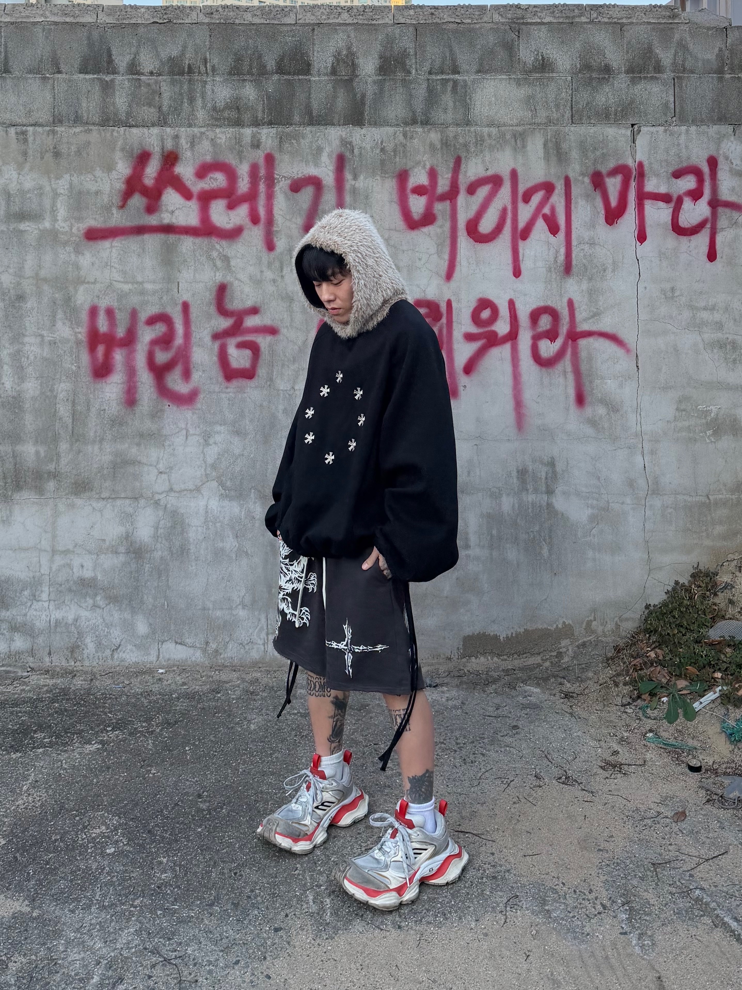 Balenciaga Cargo Sneakers Beige Grey Red 착용 스타일 - 4
