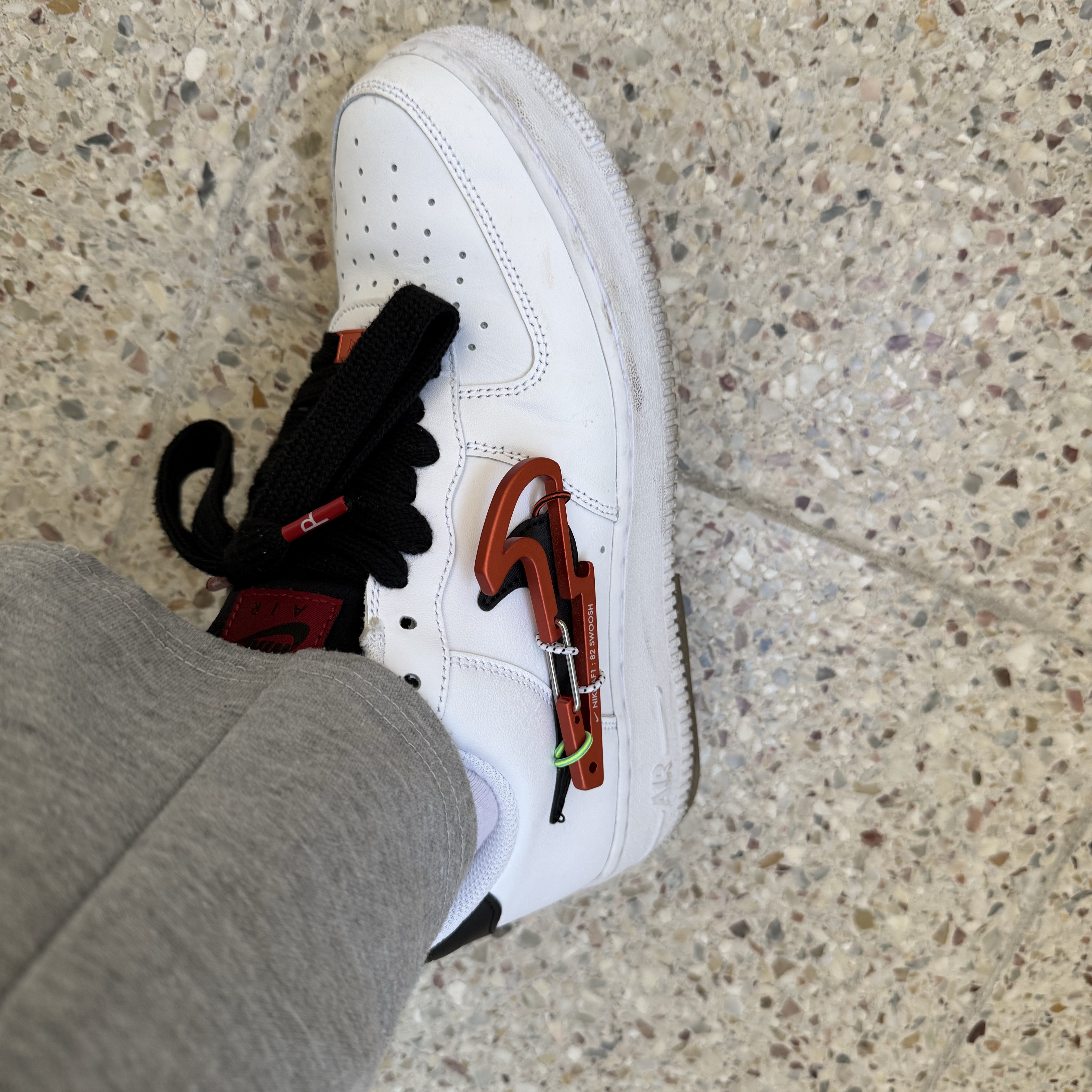 Nike Air Force 1 '07 PRM Carabiner Red 착용 스타일