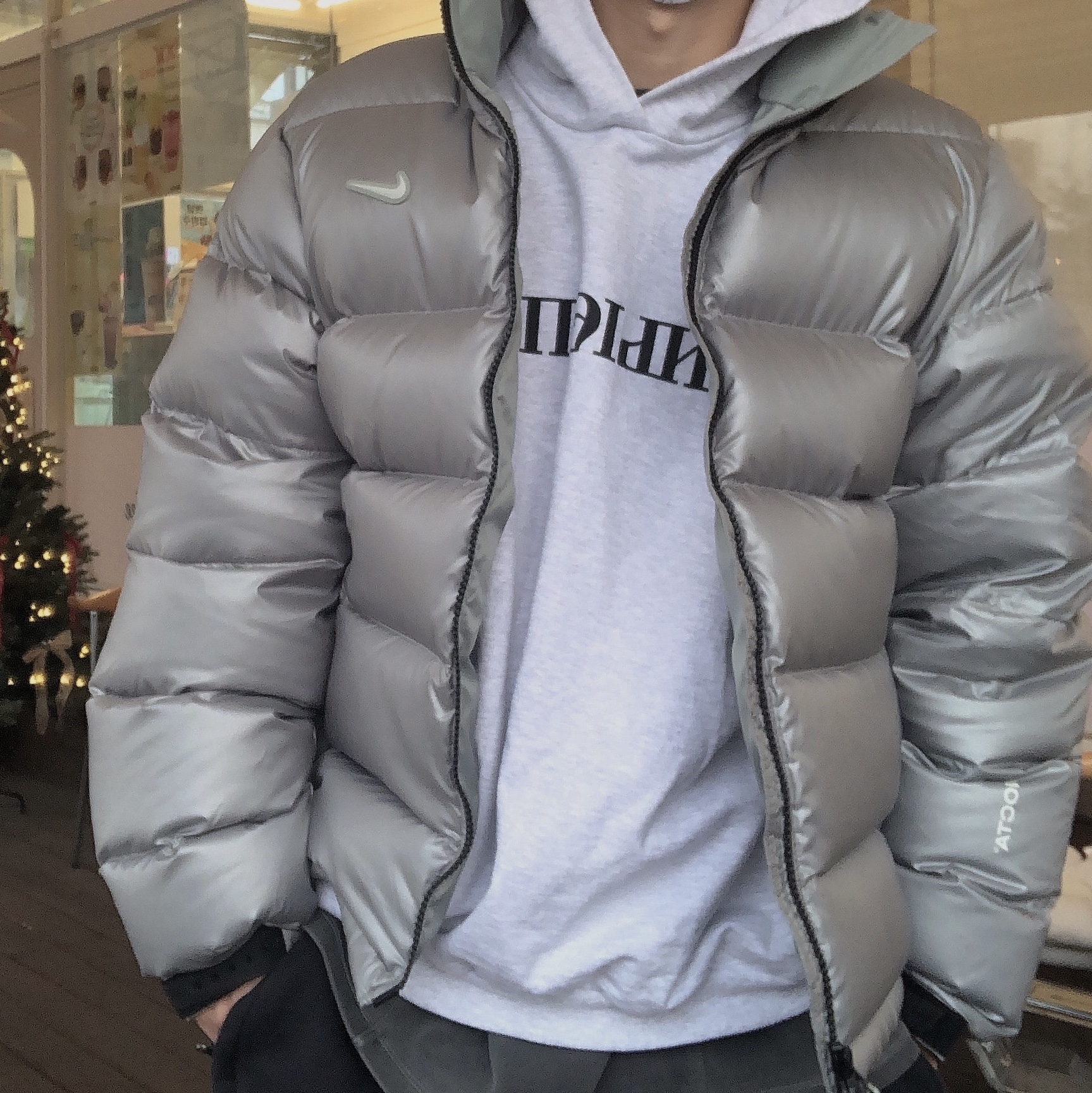 Nike x Drake Nocta Sunset Puffer Jacket Mica Green Cyber (FN8196-330), Yeezy x Gosha Rubchinskiy YZY Black Dogs Hoodie Heather Grey 착용 스타일 - 1