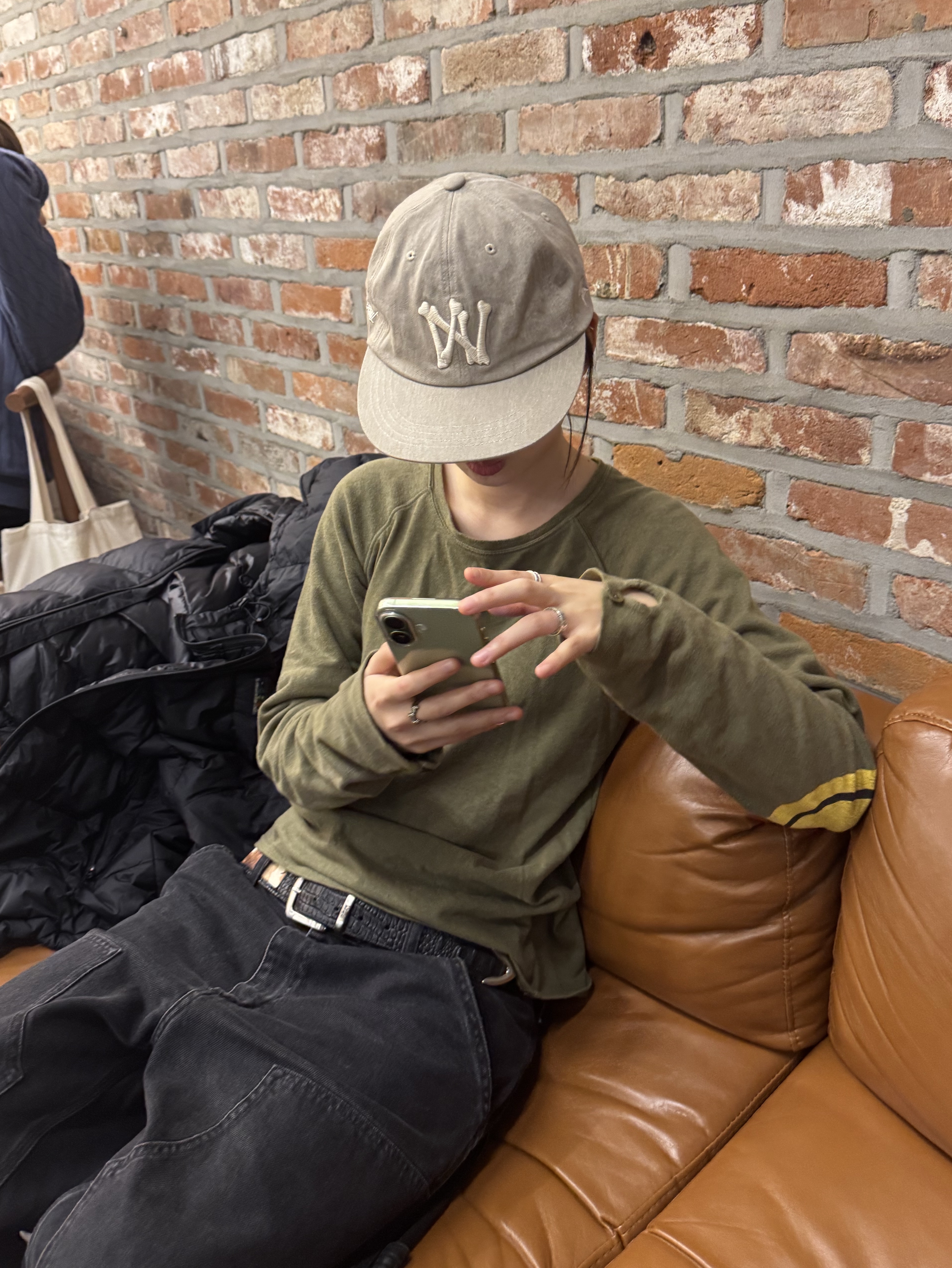Aoiro 6-Panel Bone A/N Cap  Sand, Kapital Gauze Chef Long Sleeve T-Shirt Rainbowy Patch Black 착용 스타일 - 1