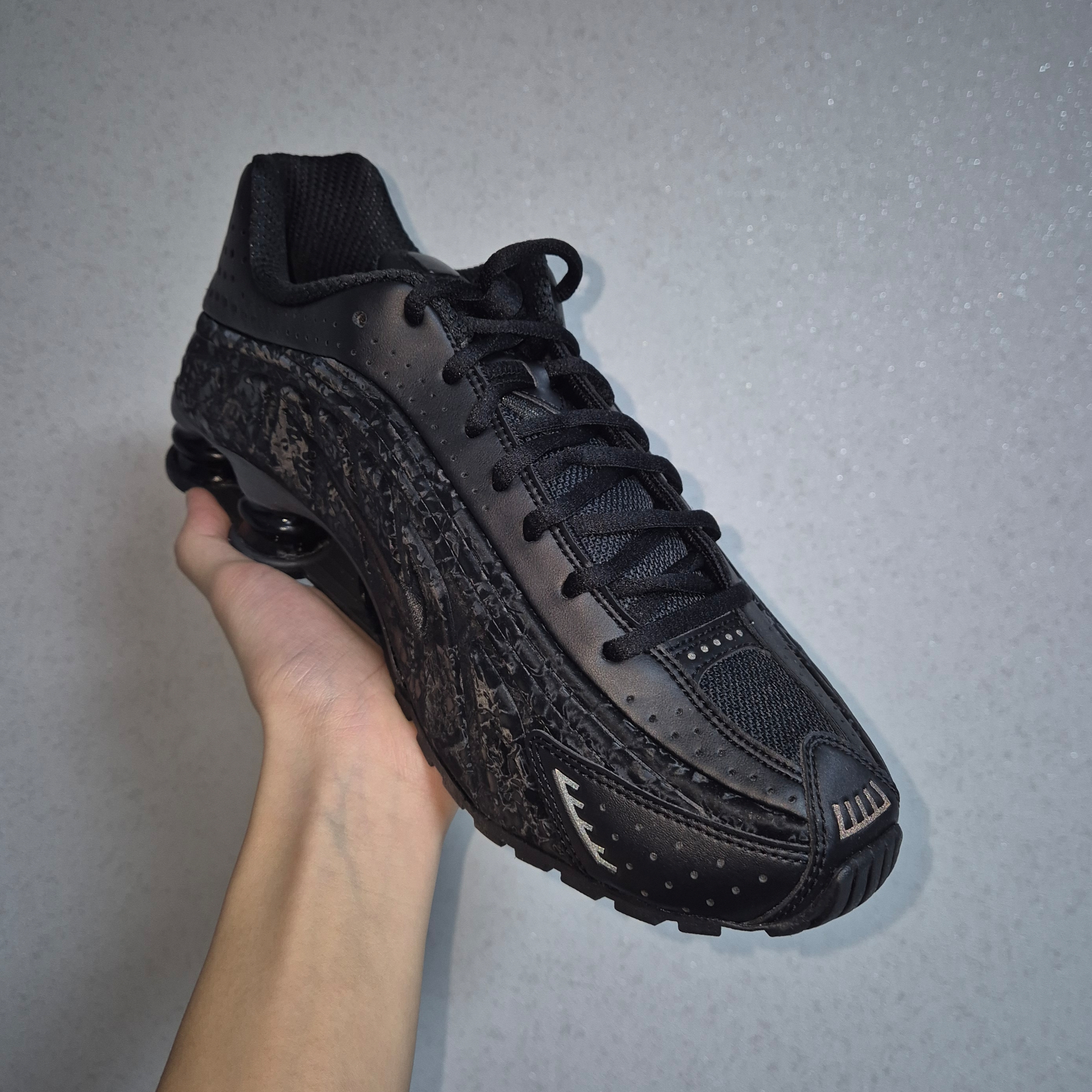 (W) Nike Shox R4 Black Dark Smoke Grey 착용 스타일 - 3
