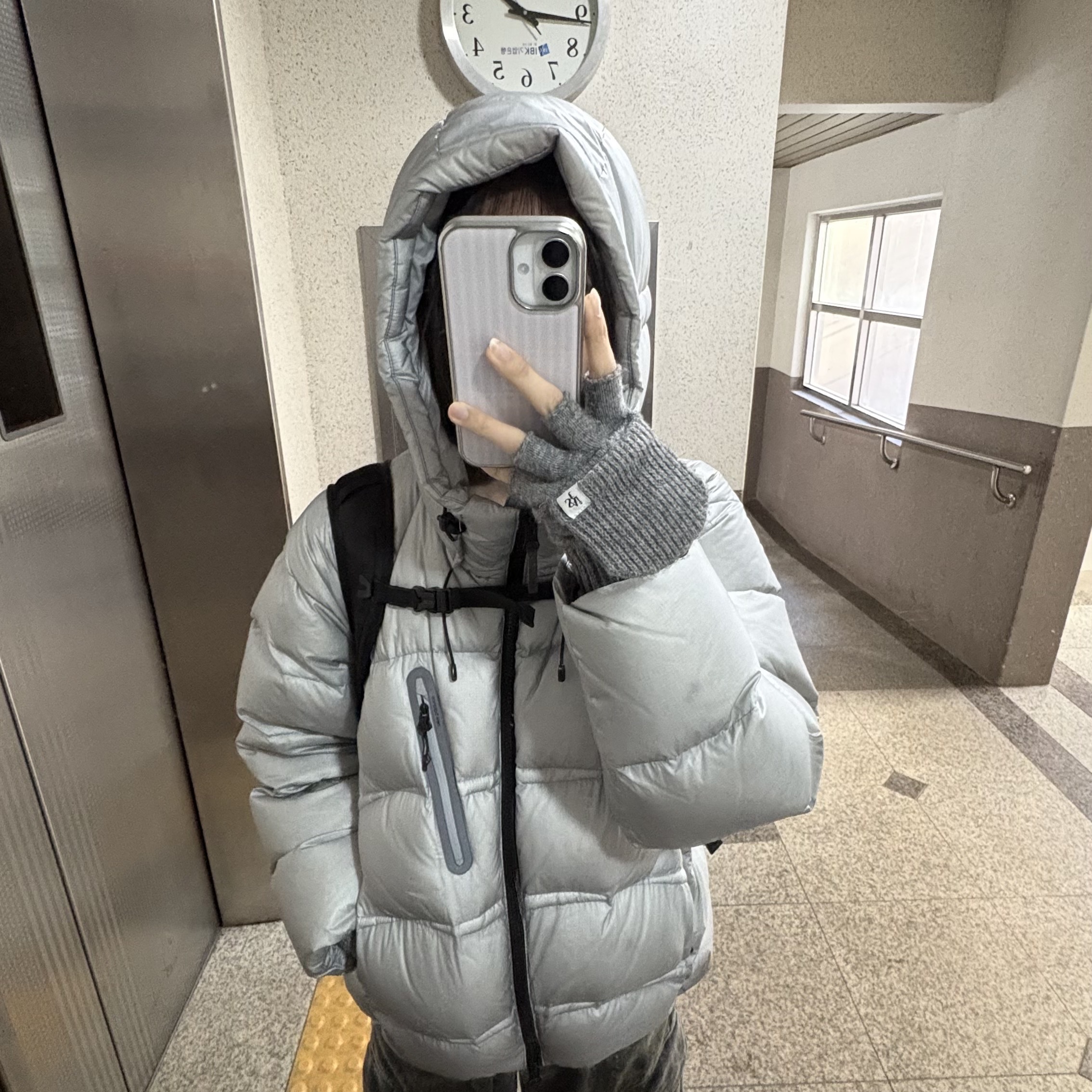 New Balance Flying 77 Superlight Hooded Heavy Goose Down Light gray, Salomon Trailblazer 10 Black 착용 스타일