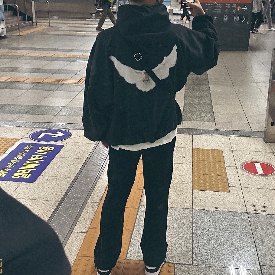 Yeezy Gap Engineered By Balenciaga Dove Hoodie Washed Black 착용 스타일