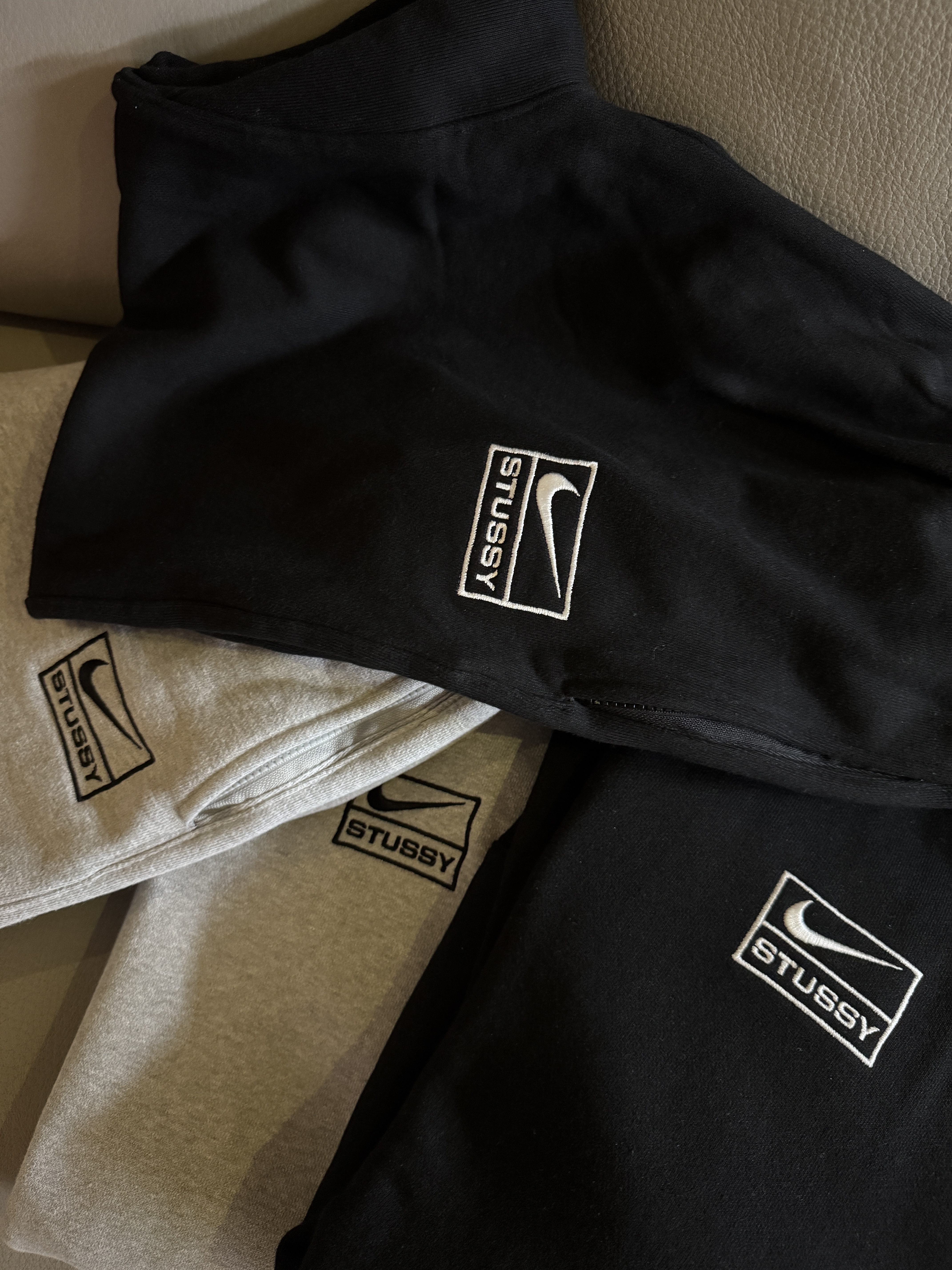 Nike x Stussy Washed Fleece Pants Black (FN5235-010), Nike x Stussy Fleece Pants Grey Heather (FN5231-050) 착용 스타일