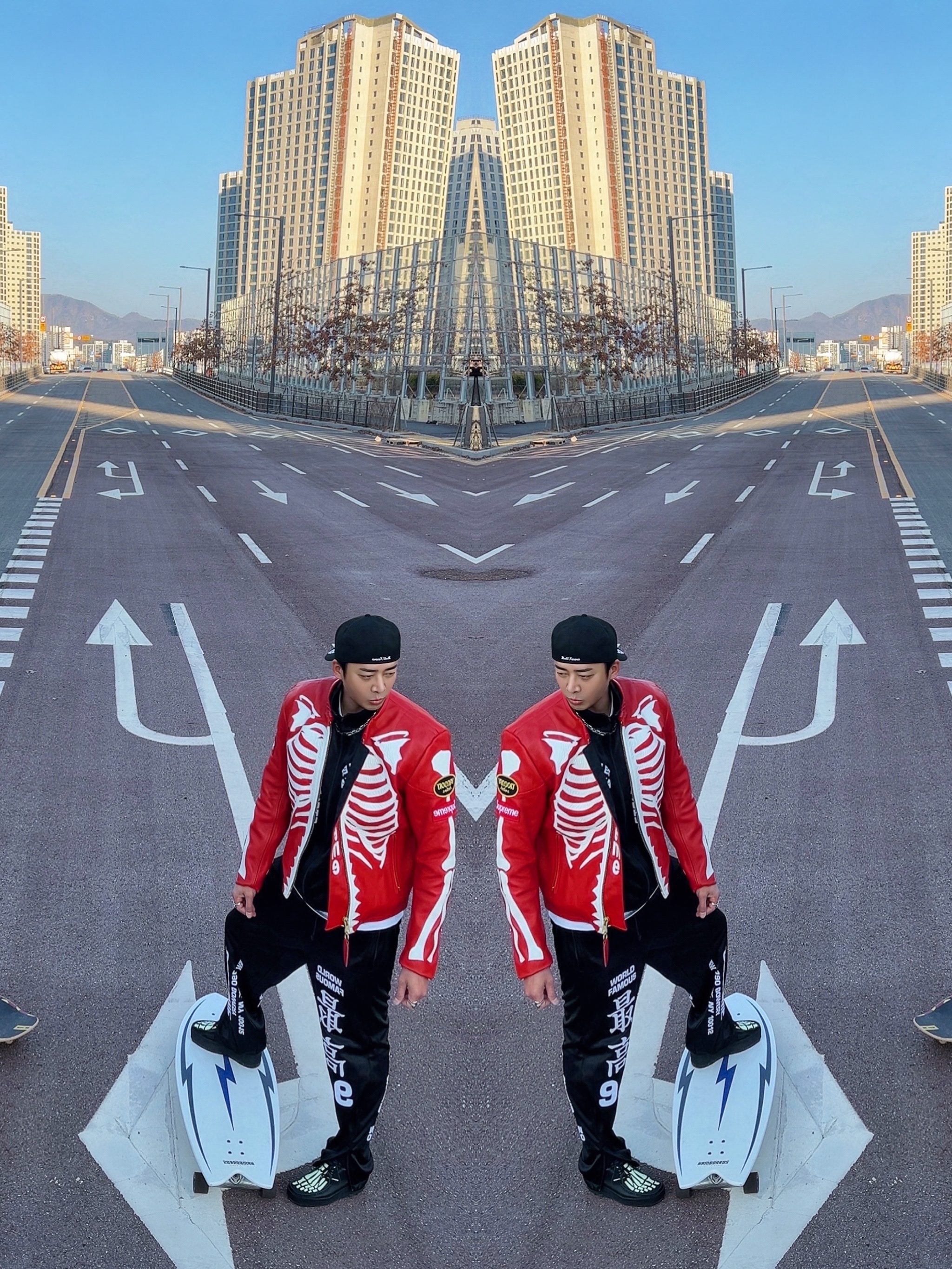 Supreme Bones Box Logo New Era Black - 25SS, Supreme Worldwide Tricot Track Jacket Black - 25SS 착용 스타일 - 1