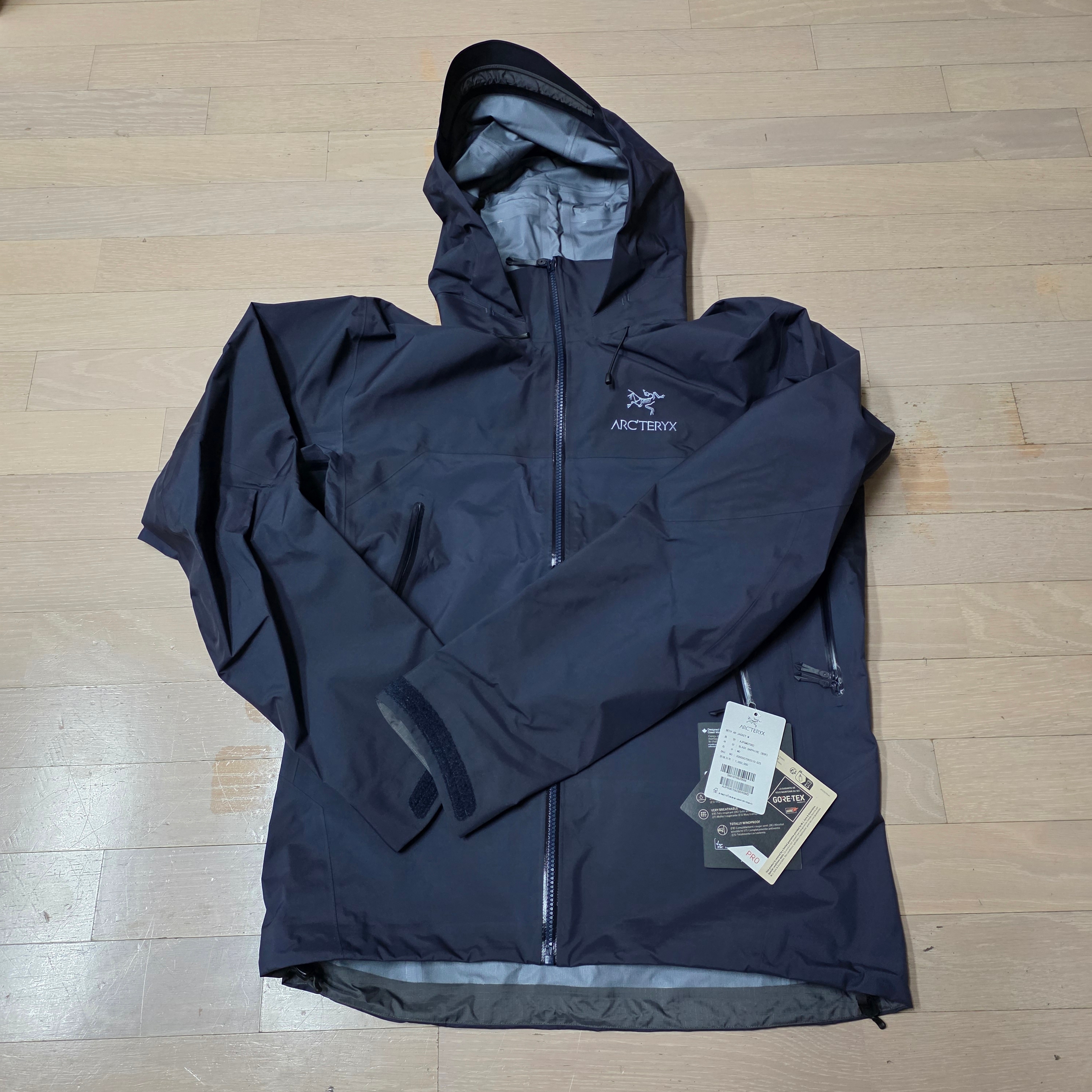 Arc'teryx Beta AR Jacket Black Sapphire 착용 스타일 - 1