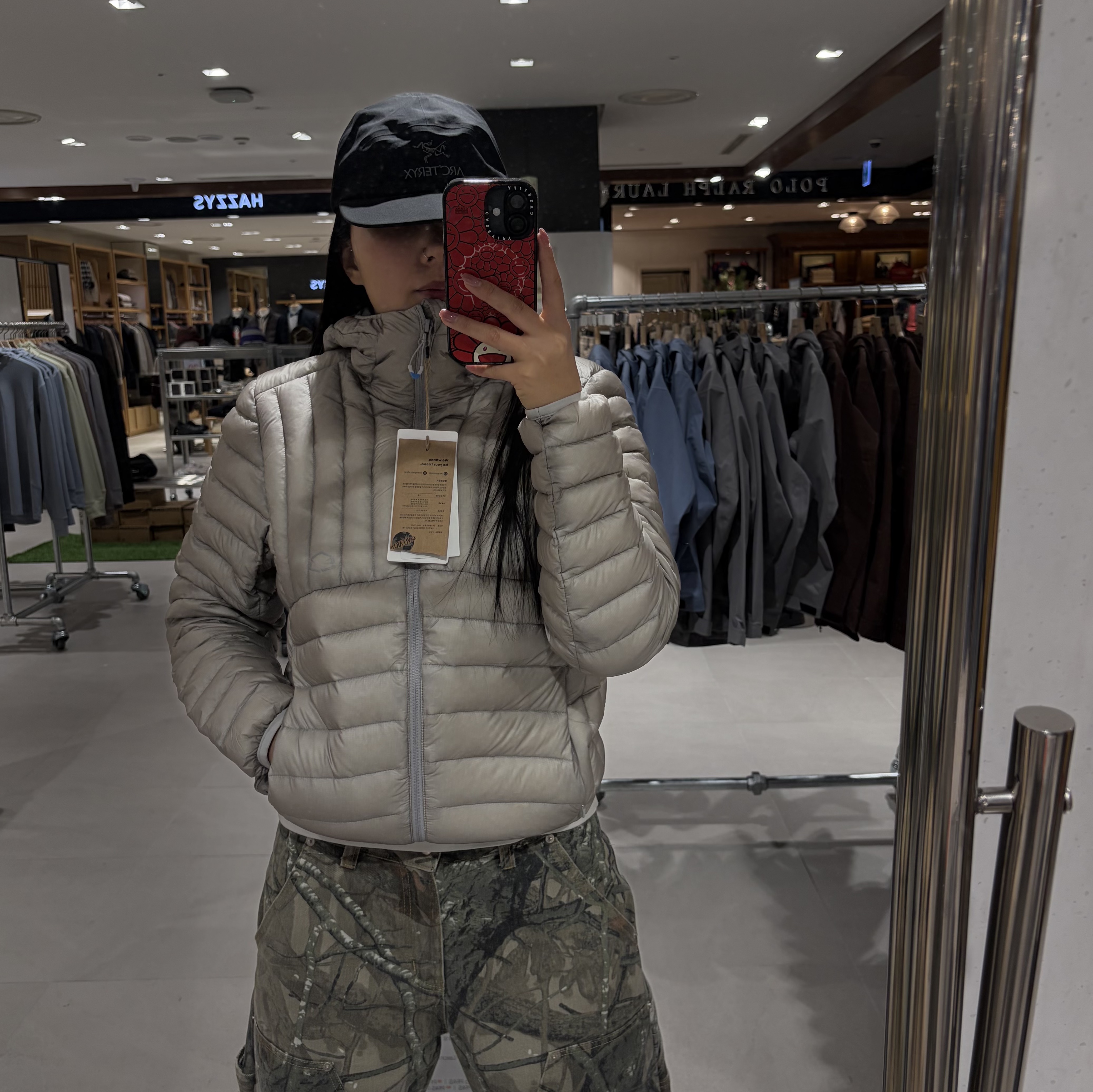 ZEROGRAM Ramona130 Goose Zerolight Jacket Light Gray, Arc'teryx Gore 5 Panel Cap Black 착용 스타일 - 2