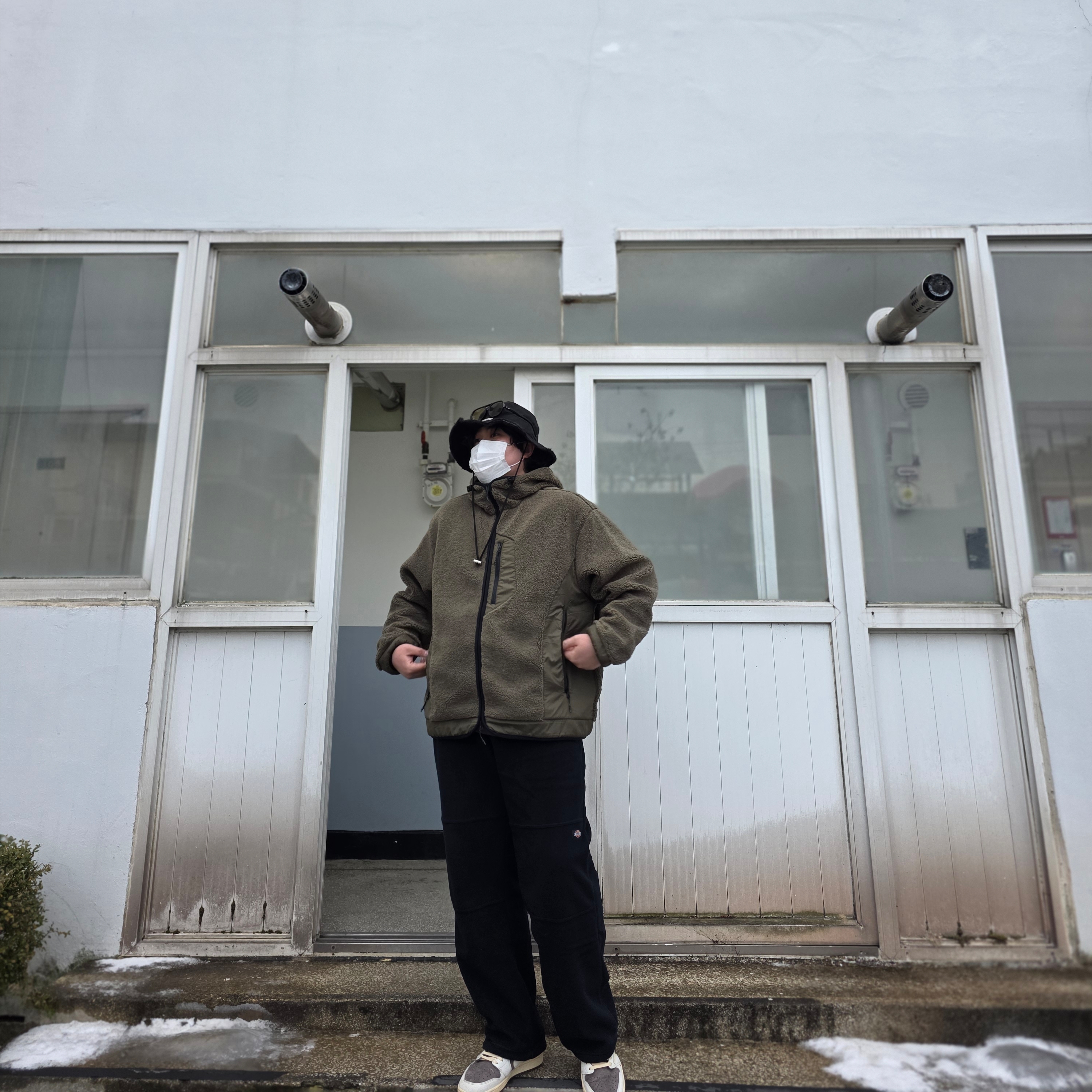 Jordan 1 x Travis Scott Retro Low OG SP Sail and Ridgerock, Jacquemus Le Bob Artichaut Bucket Hat Black 착용 스타일 - 4