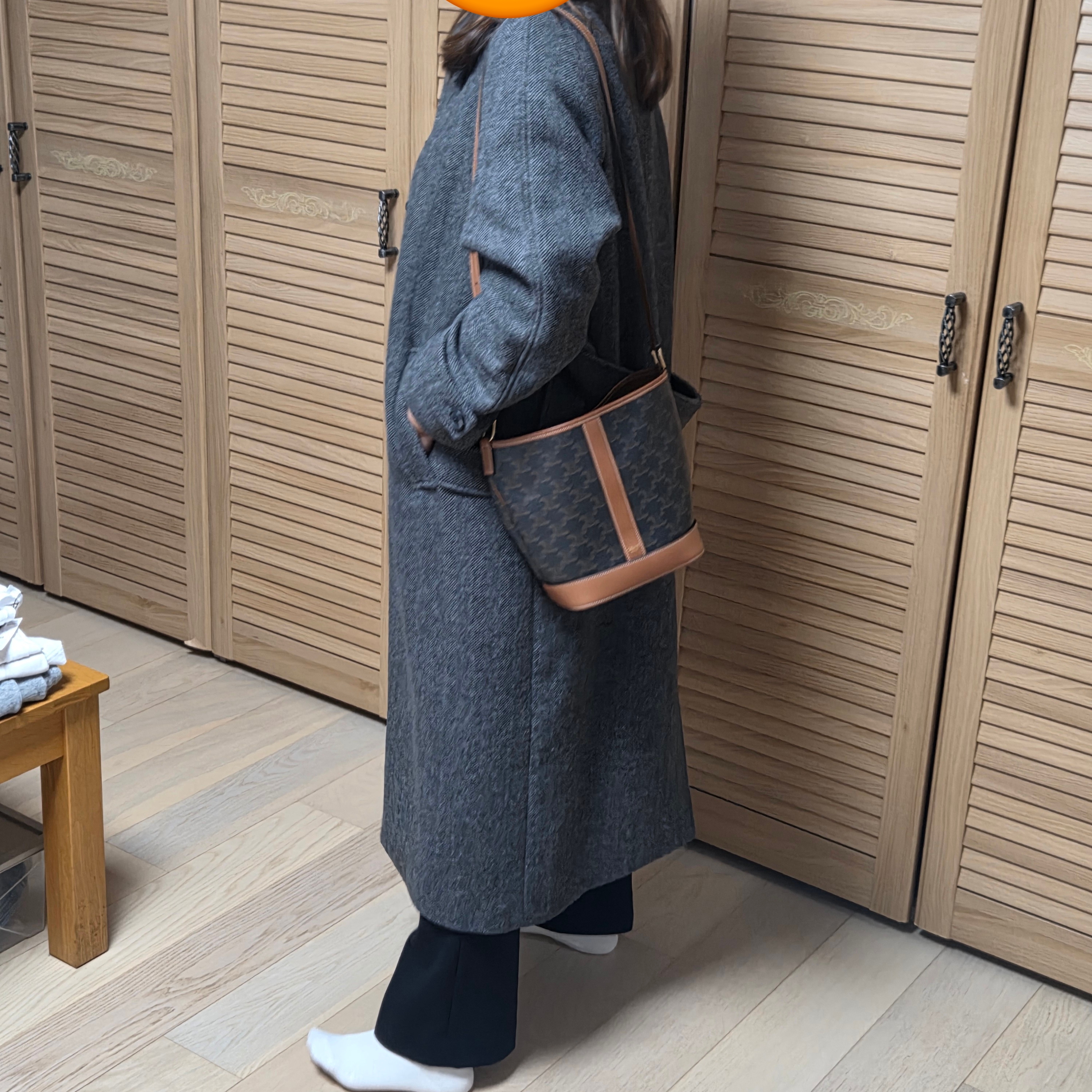 Celine Small Bucket in Triomphe Canvas and Calfskin Tan 착용 스타일 - 1