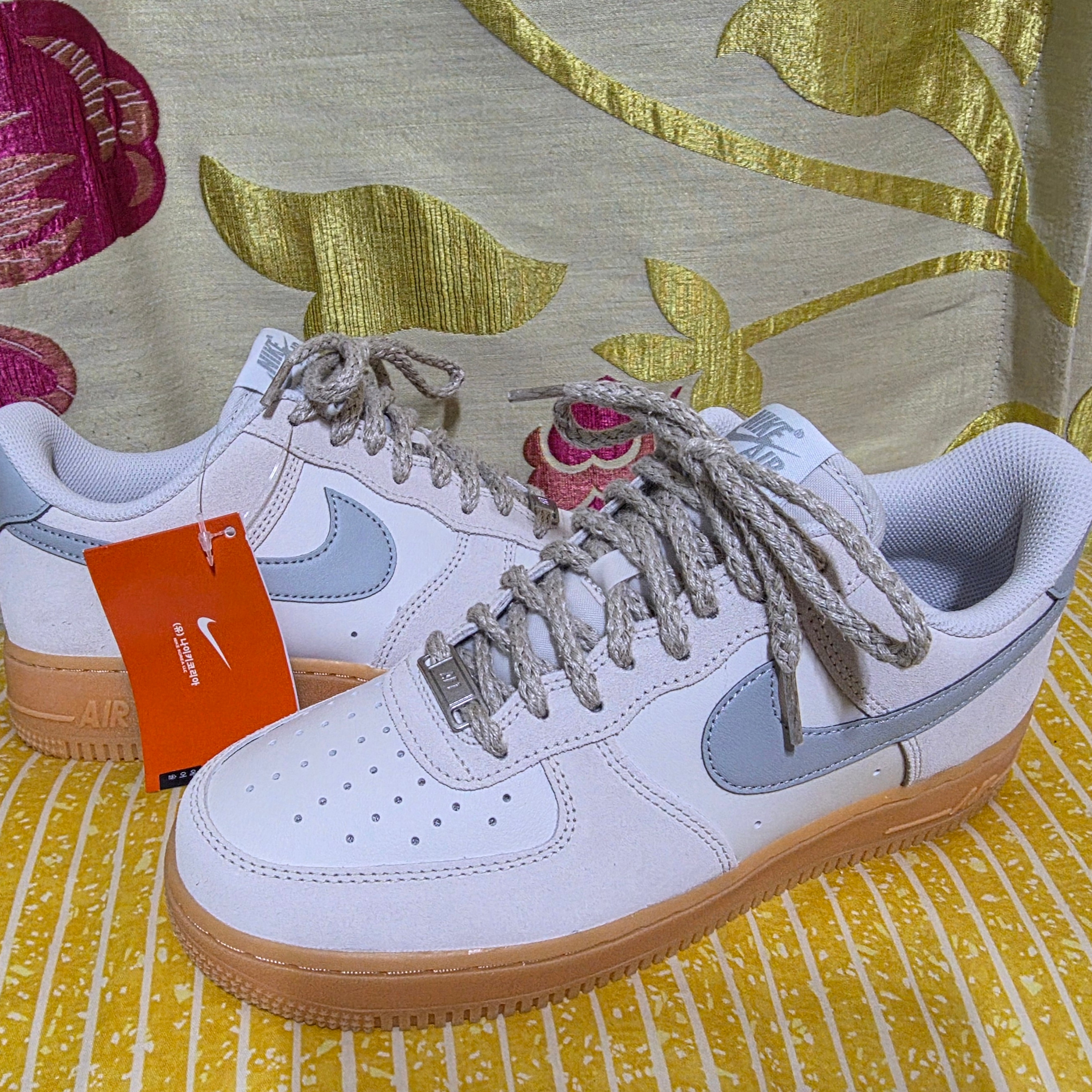 Nike Air Force 1 '07 LV8 Phantom Light Smoke Gum 착용 스타일