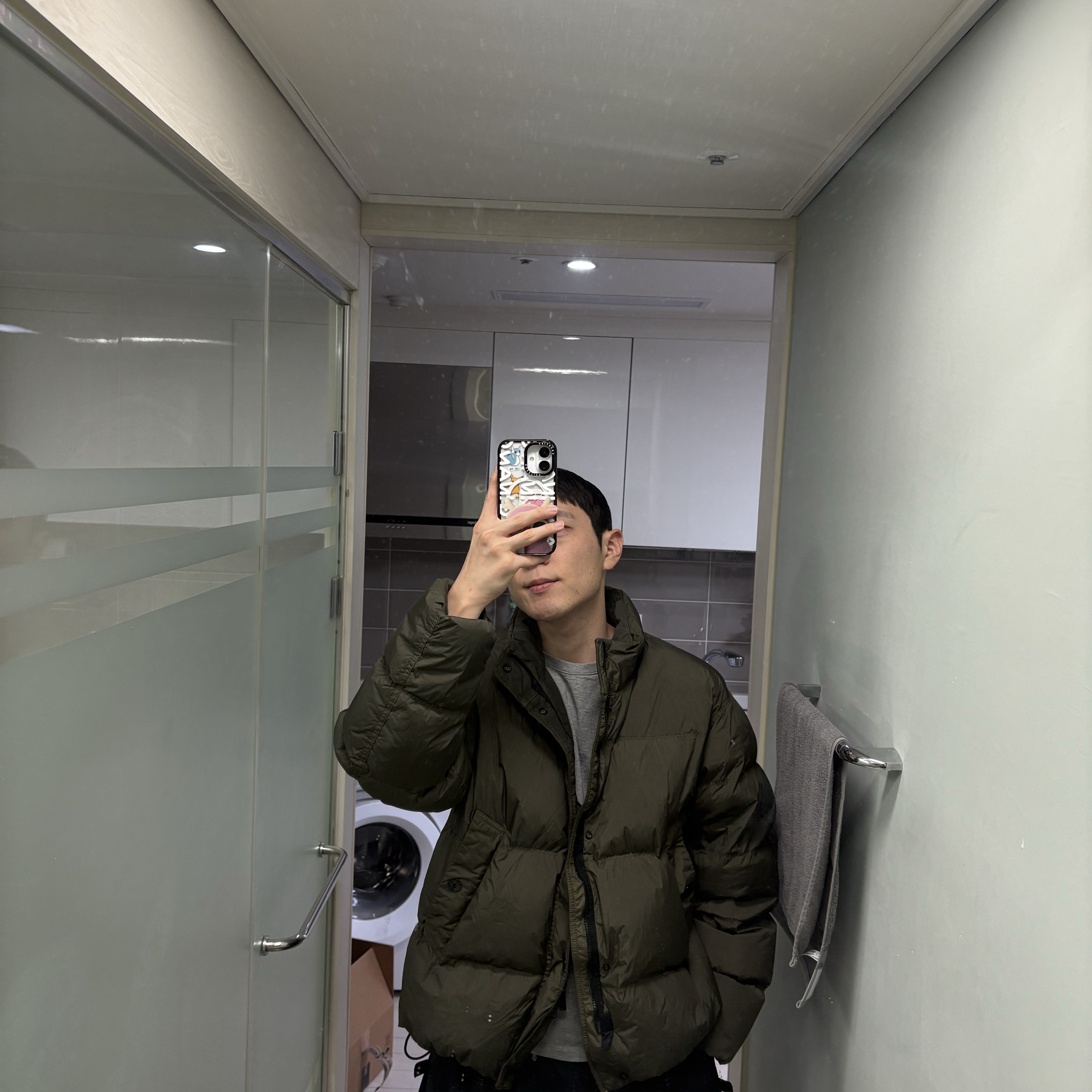 Stone Island 4100010 Crinkle Reps NY Recycled Nylon Down Jacket with Wind Resistance Military Green - 25FW 착용 스타일