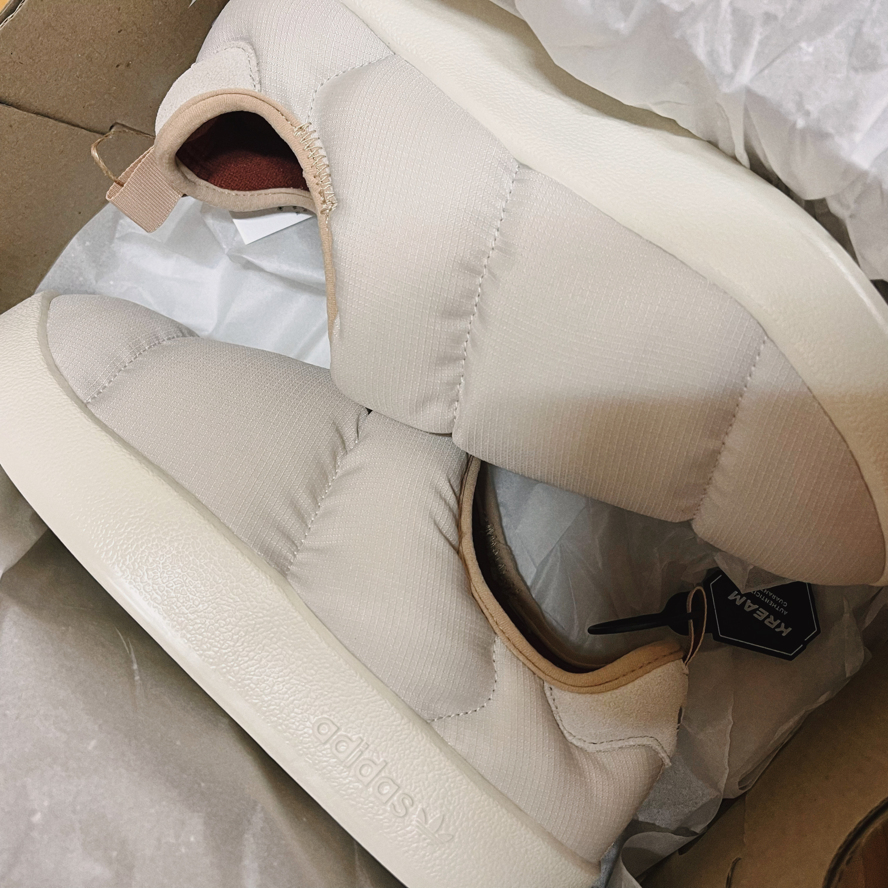 Adidas Puffylette Aluminum Off White 착용 스타일
