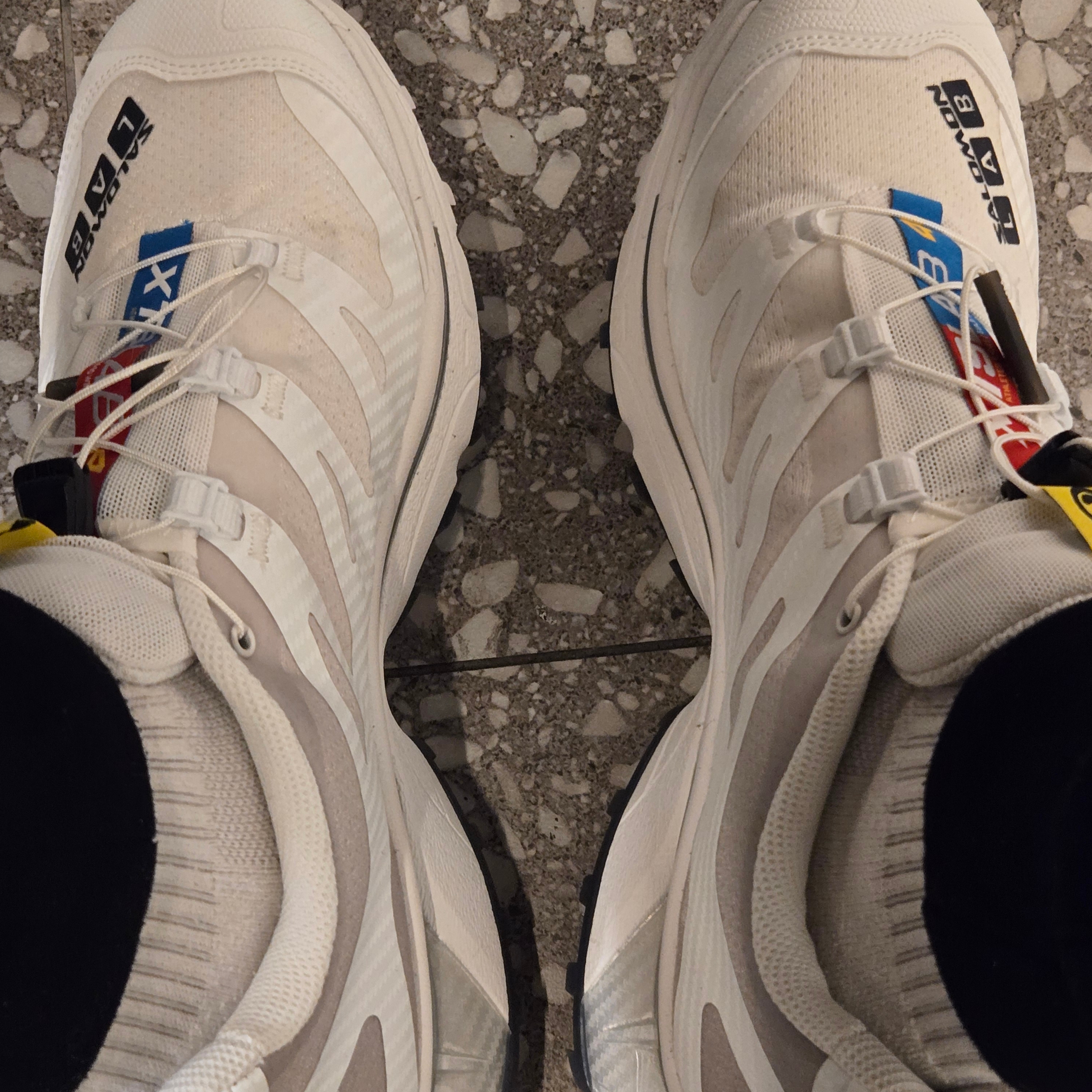 Salomon XT-4 White Lunar Rock 착용 스타일 - 4