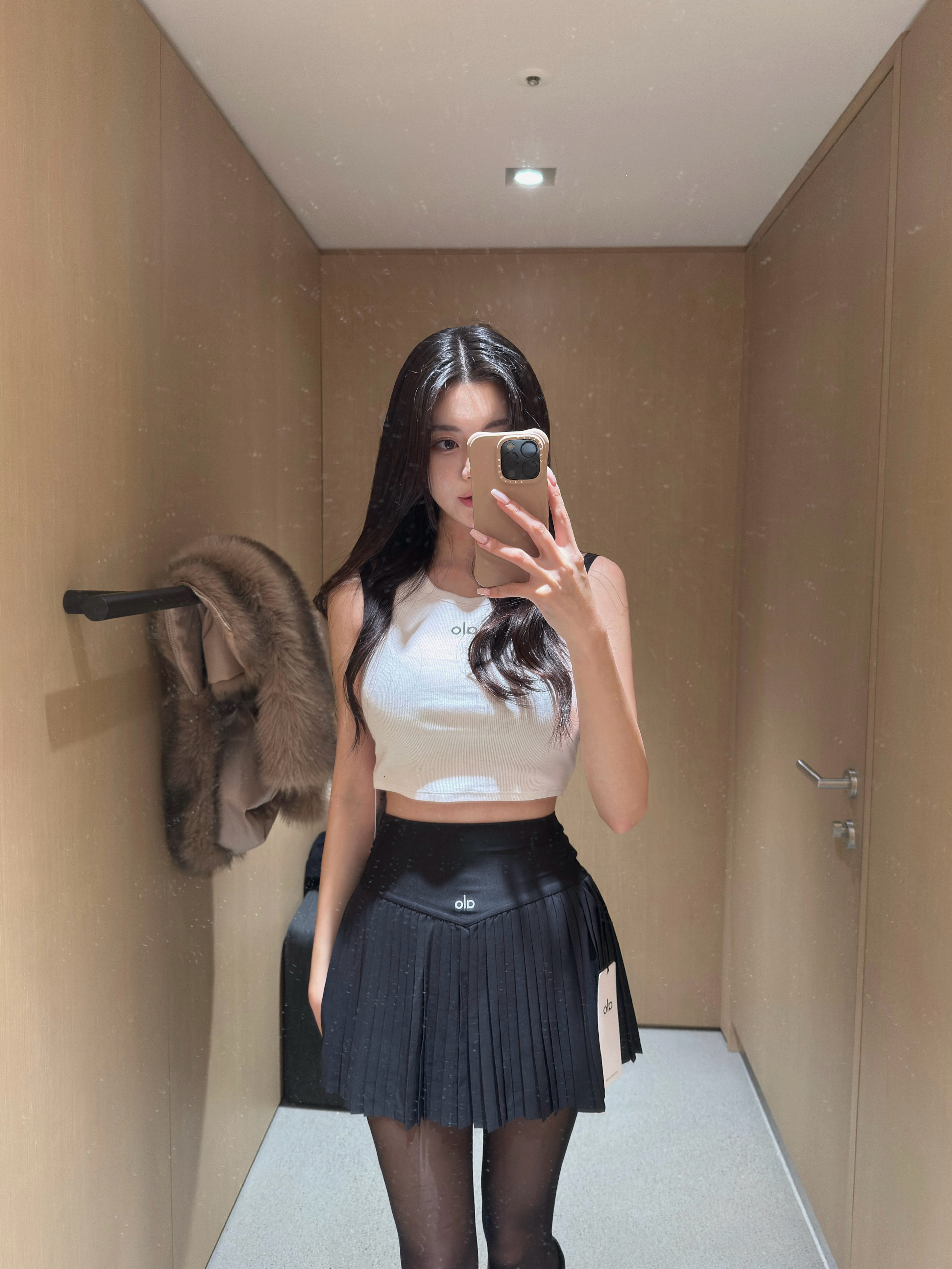 (W) Alo Yoga Grand Slam Tennis Skirt Black, (W) Alo Yoga Aspire Tank White 착용 스타일