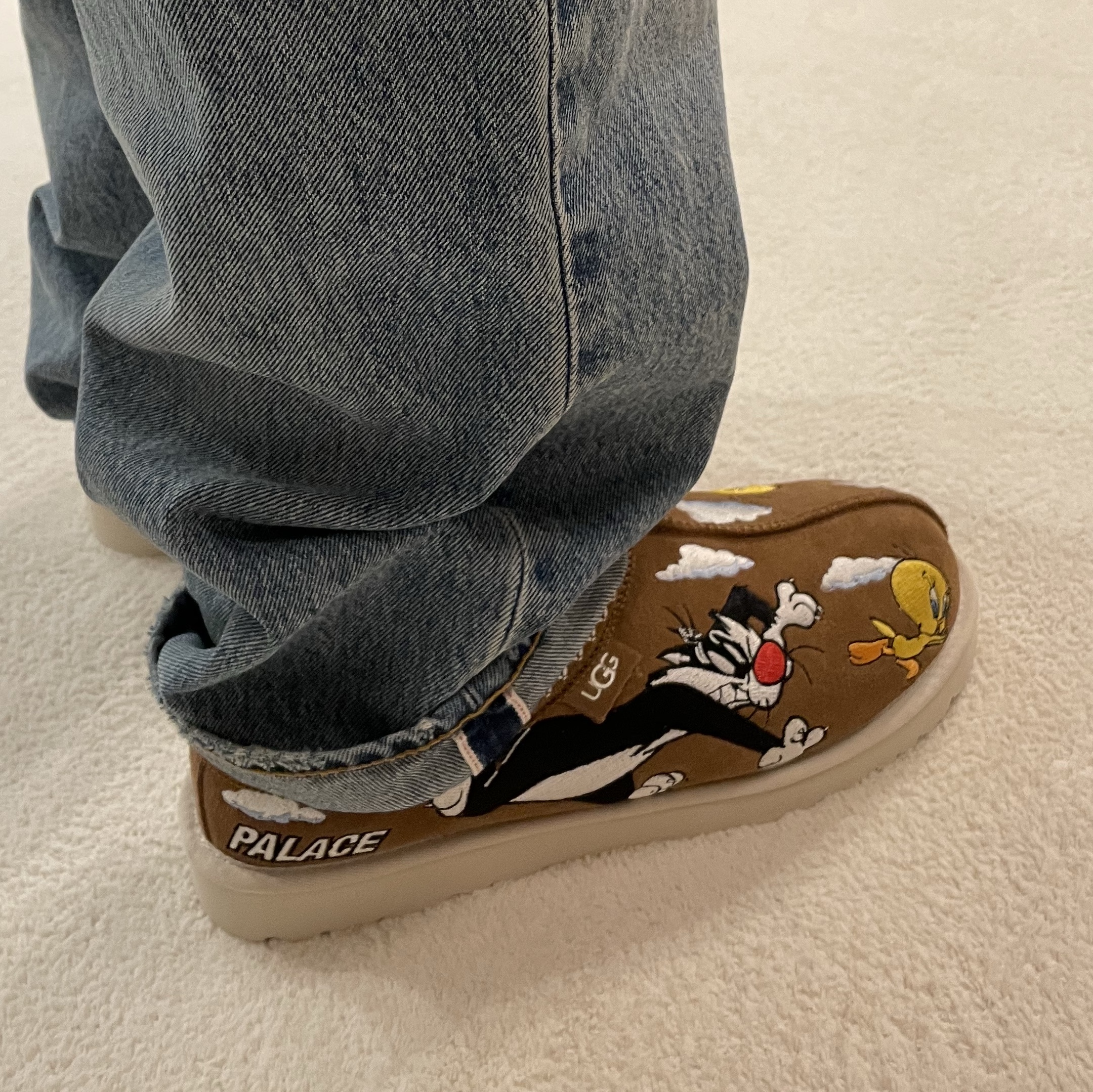 UGG x Palace x Looney Tunes Tasman Slipper Chestnut 착용 스타일 - 1