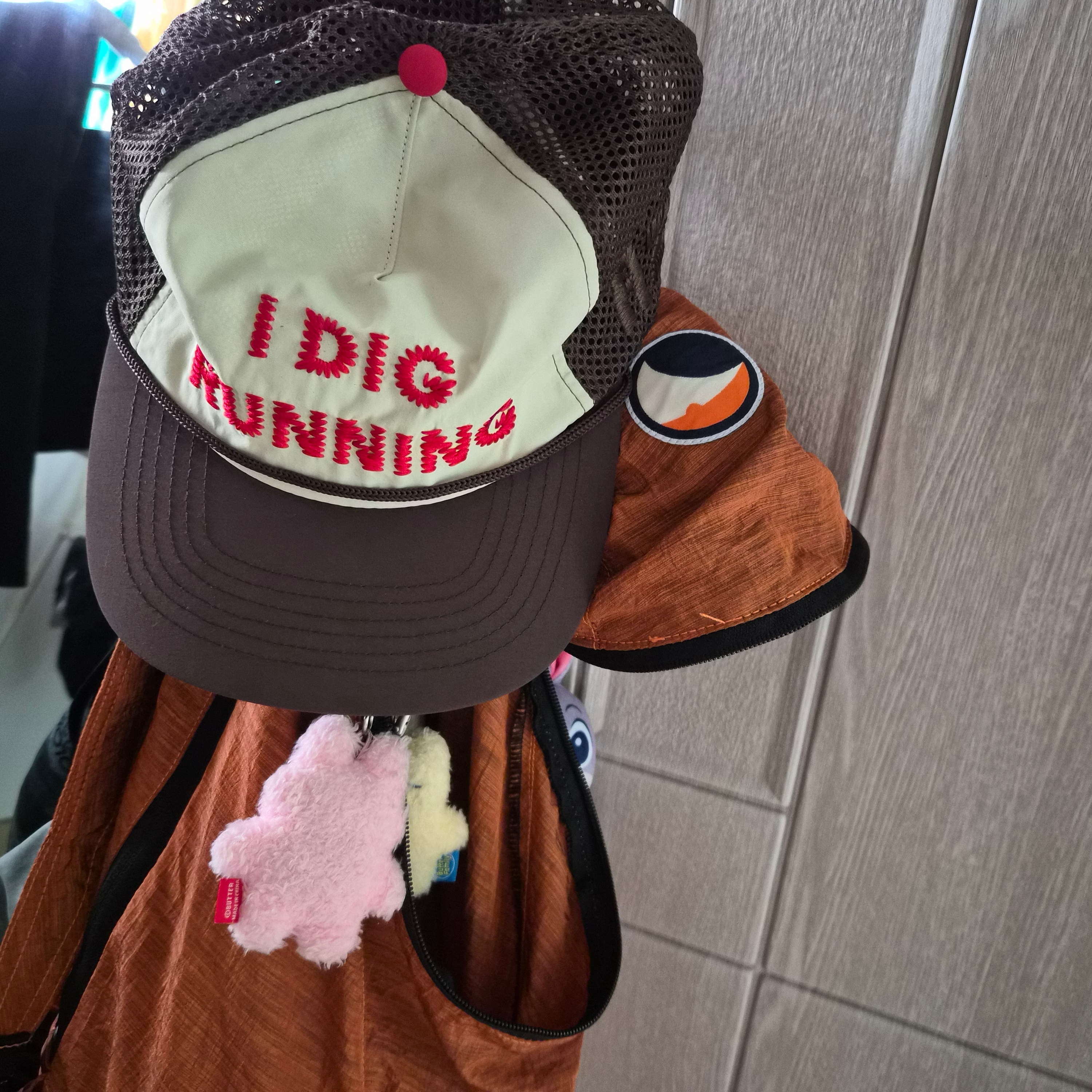 Alex Zono I Dig Running Trucker Hat OG Brown 착용 스타일
