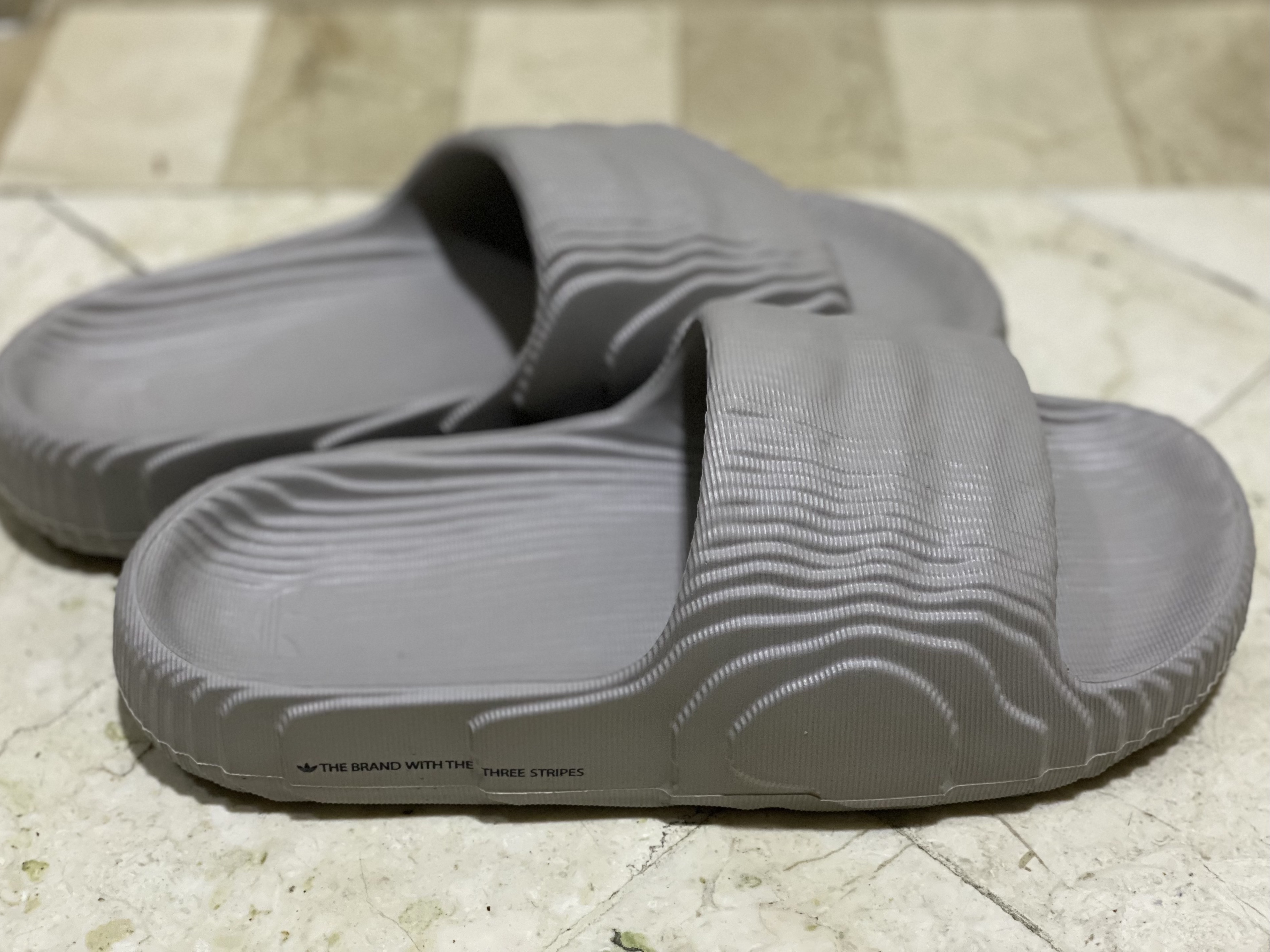 Adidas Adilette 22 Light Brown 착용 스타일