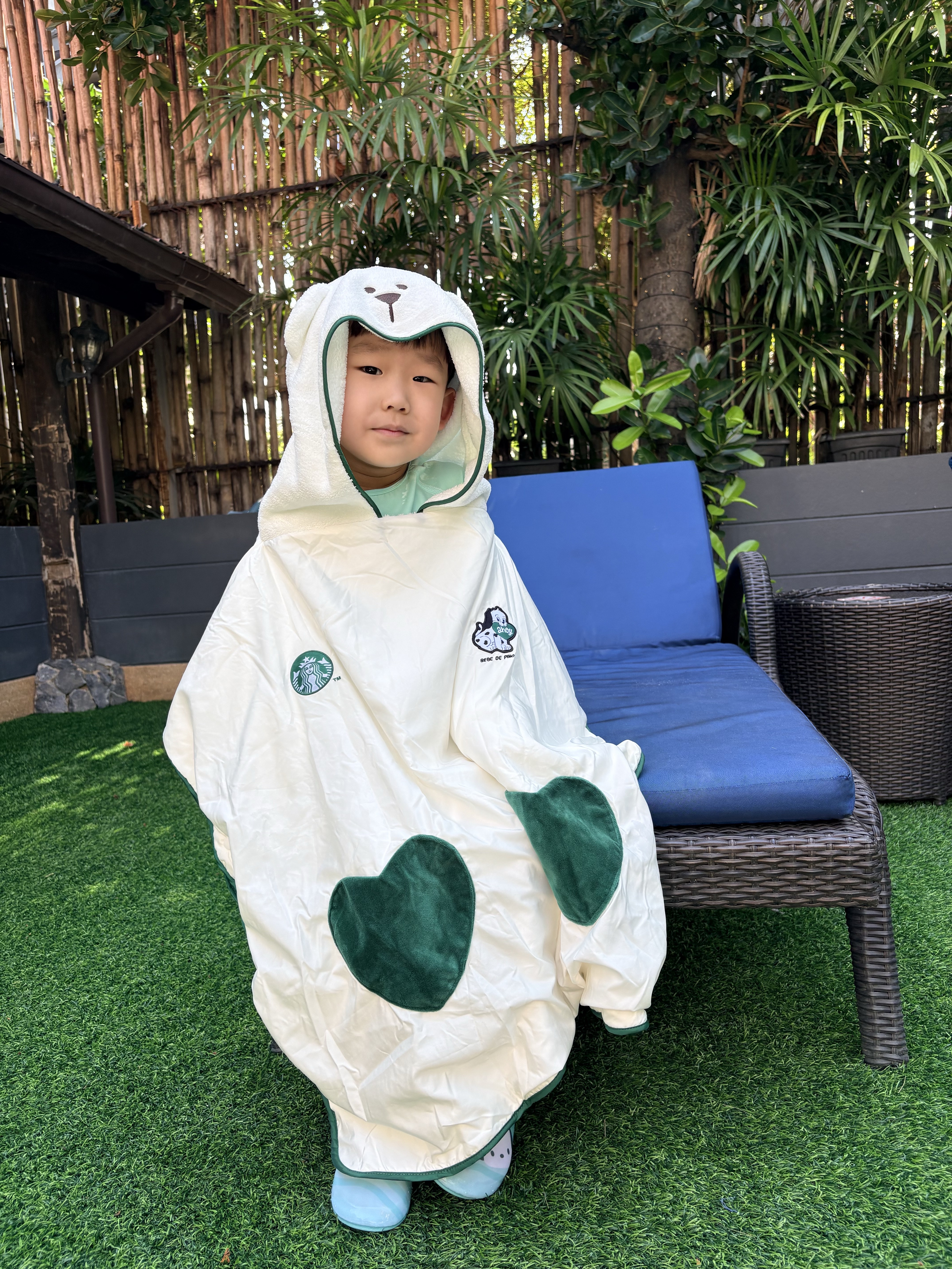 Starbucks x Bebe De Pino Beach Towel Poncho 착용 스타일 - 9