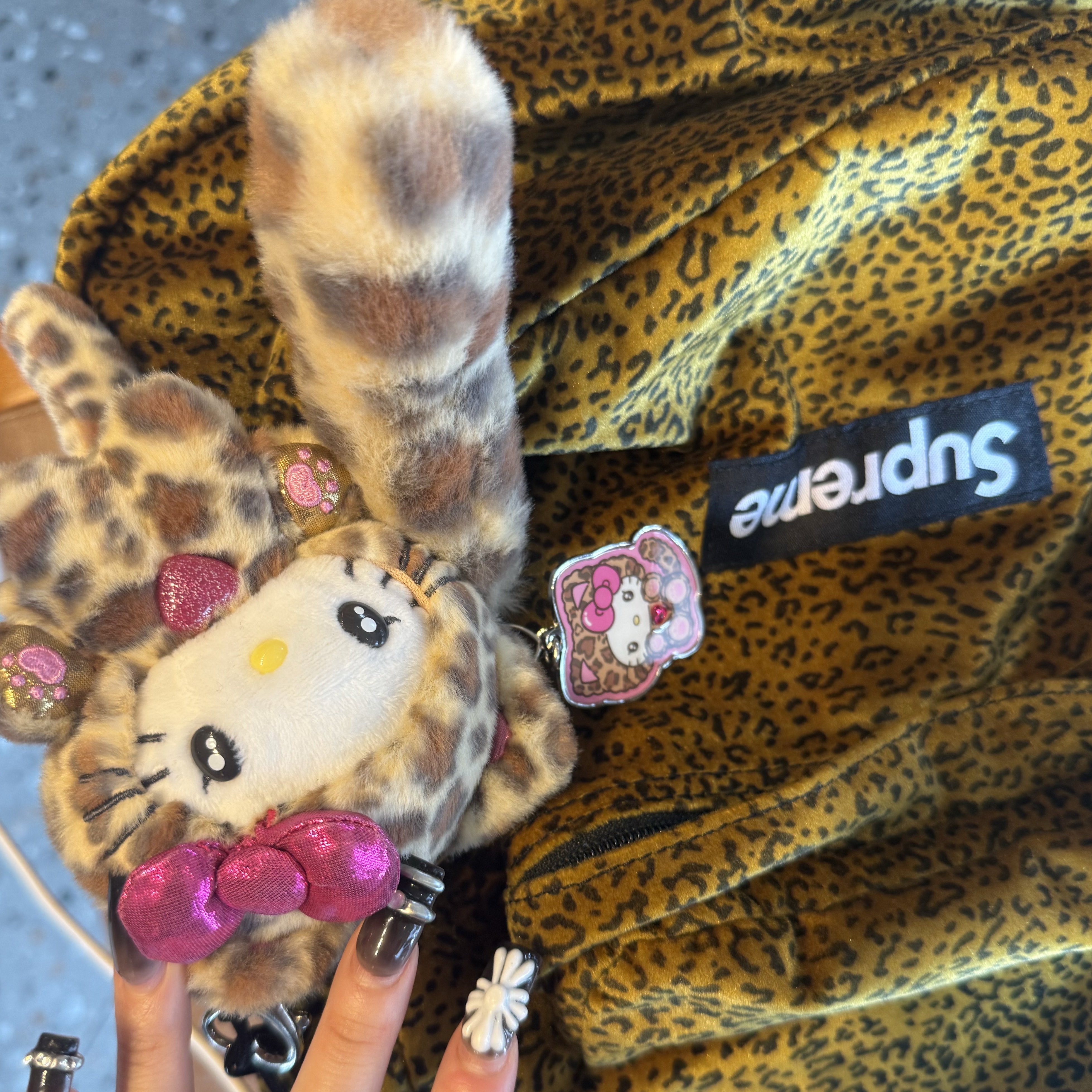 Supreme Velvet Backpack Tan Leopard - 25FW, Sanrio Hello Kitty Sanrio Gyaruneko Mascot Holder Brown 착용 스타일
