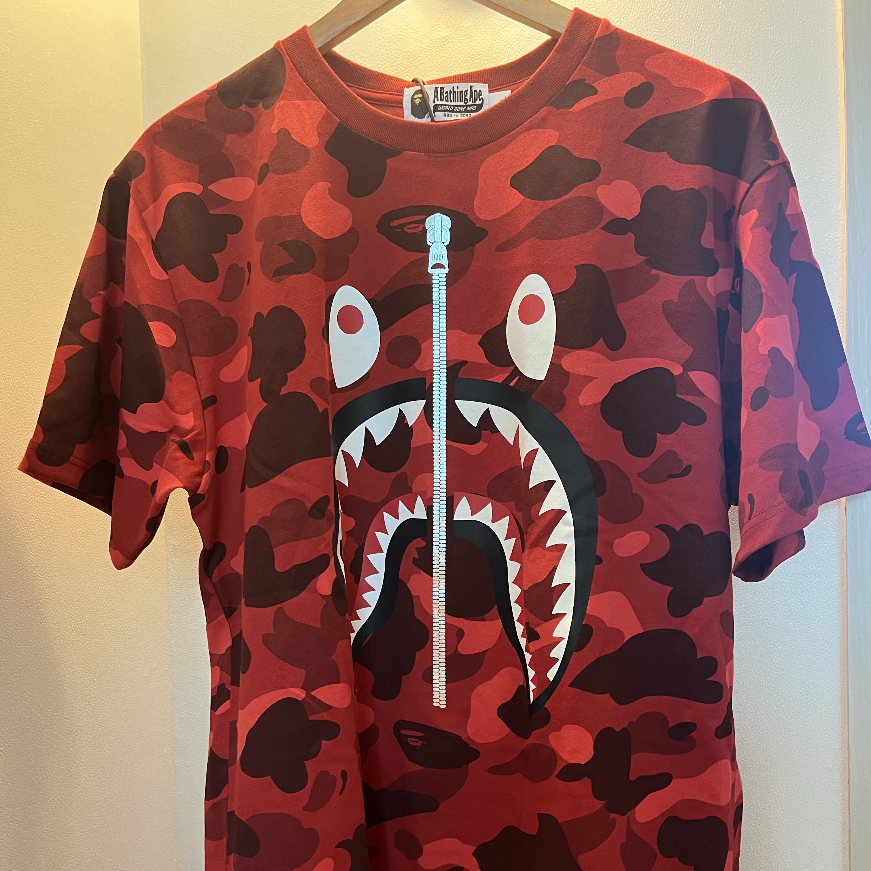 BAPE Color Camo Shark T-Shirt Red 착용 스타일
