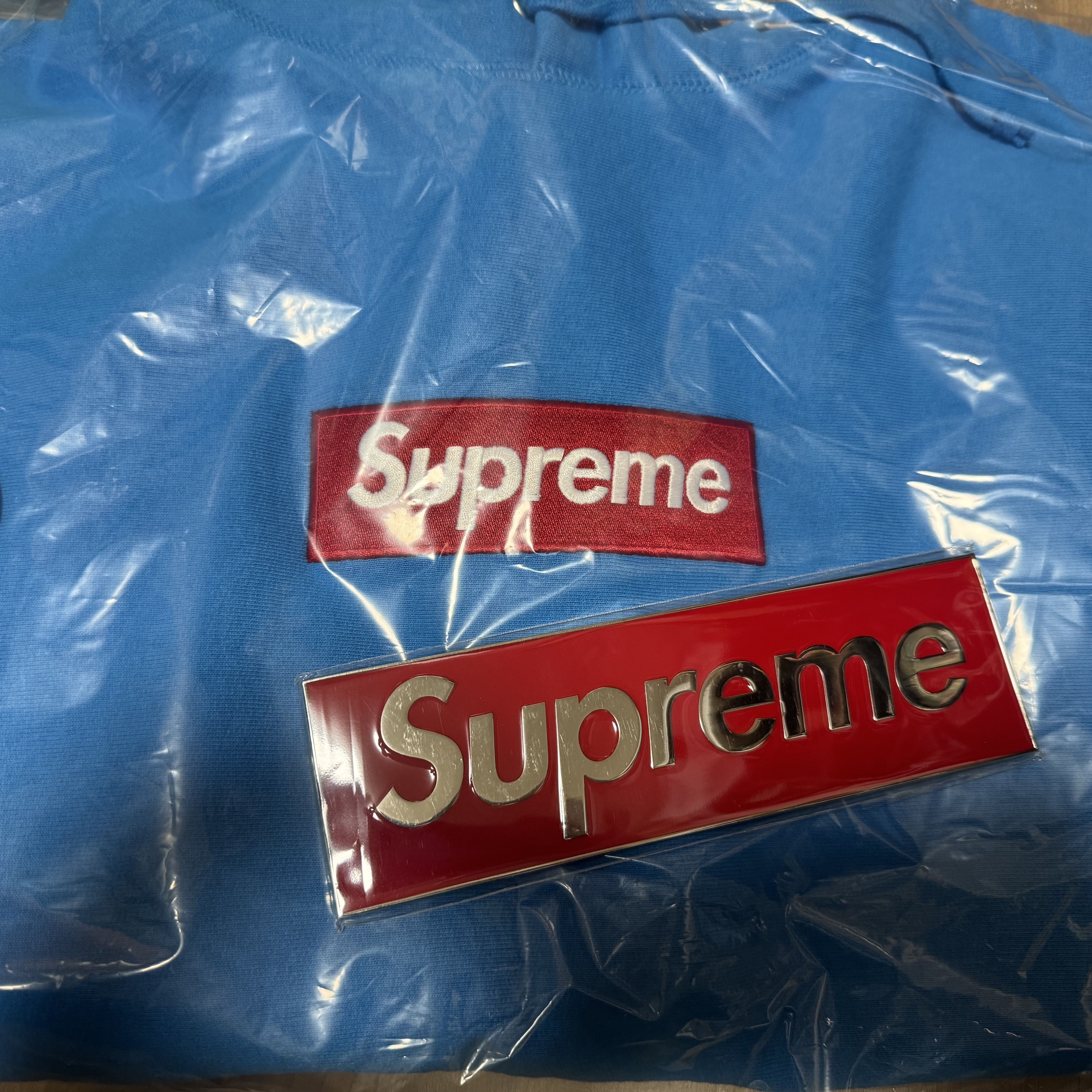 Supreme Box Logo Hooded Sweatshirt Cyan - 25FW, Supreme Box Logo Car Emblem Red - 25FW 착용 스타일