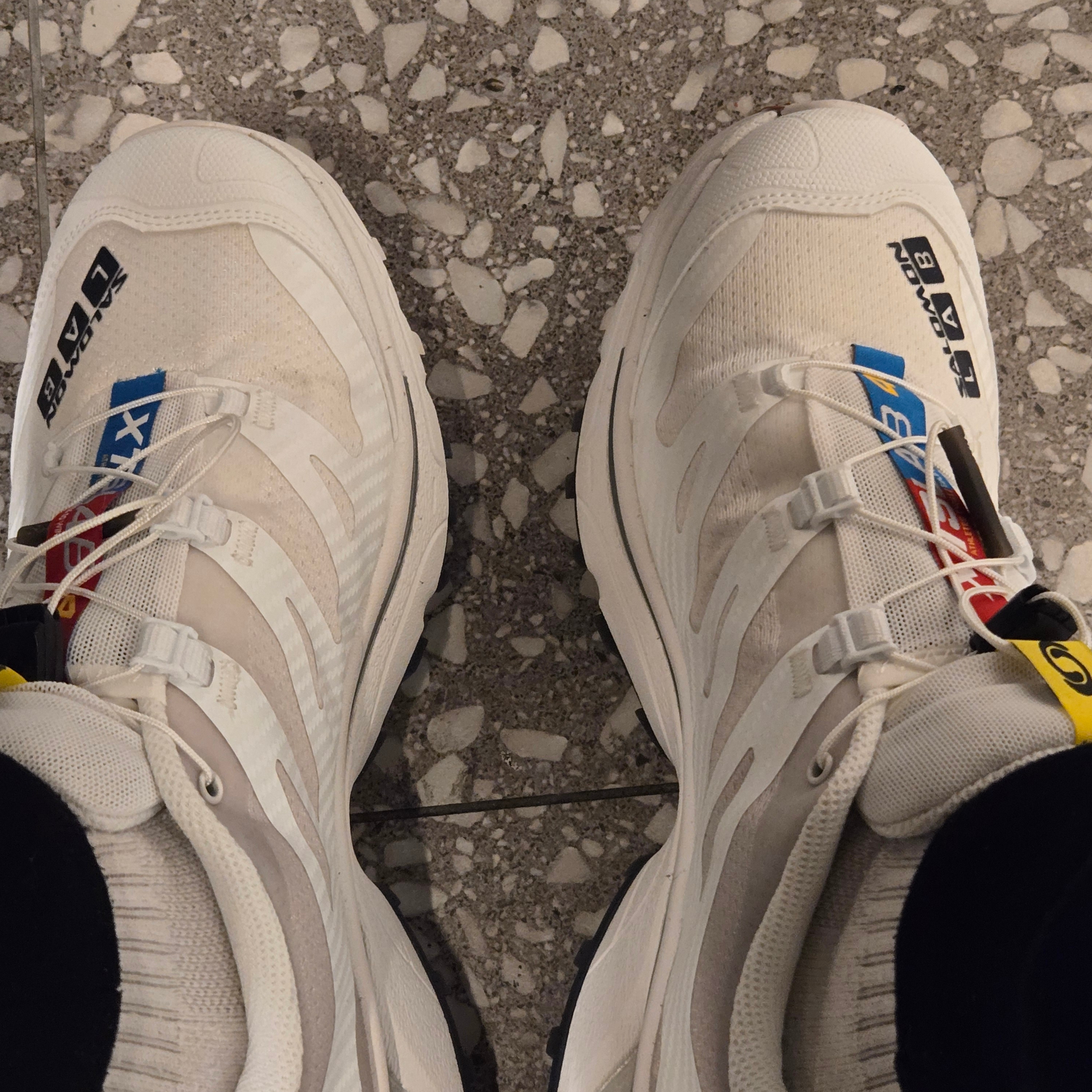 Salomon XT-4 White Lunar Rock 착용 스타일 - 2